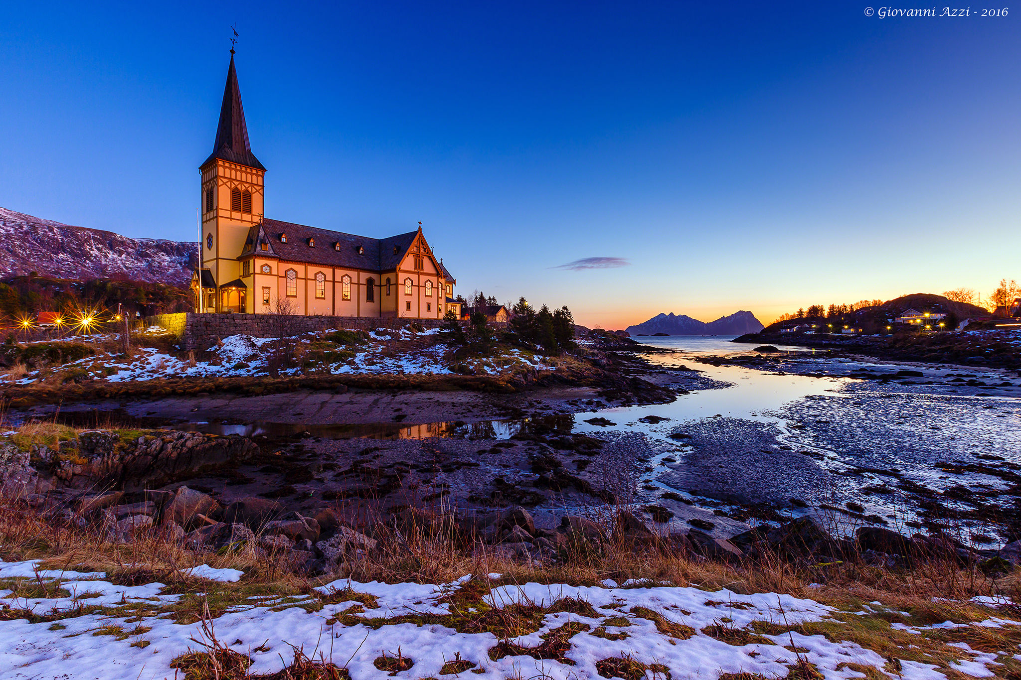 Luce del mattino alla Vågan kirke