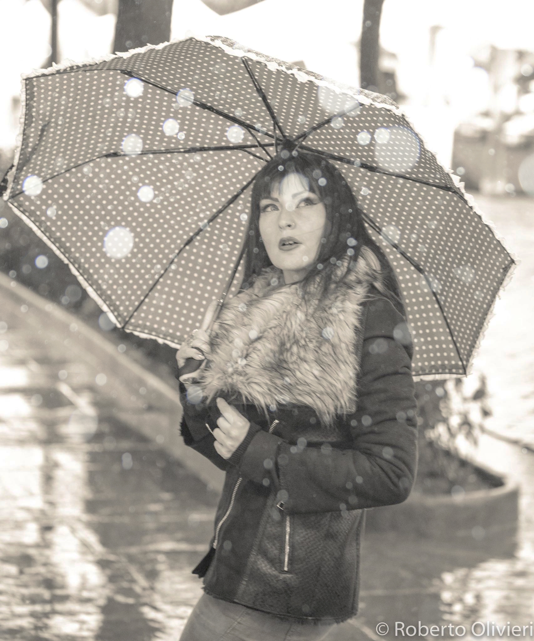 Woman walking in the rain....by Elisa Gioia Stanchi mod