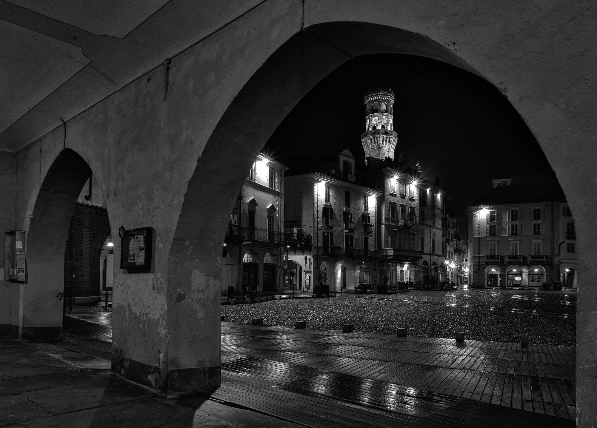 Vercelli notte_piazza Cavour from west porticos