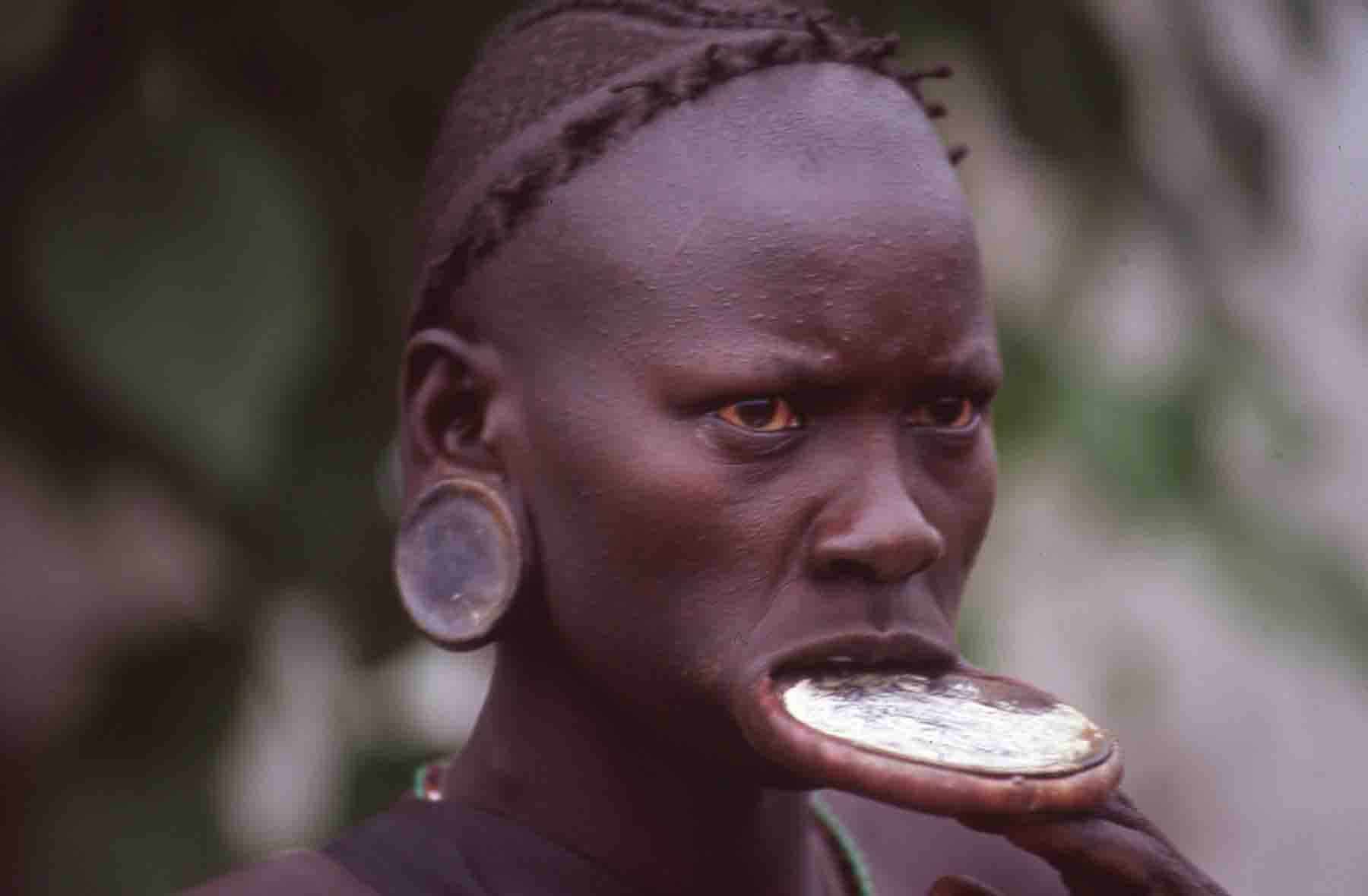 Giovane con piattello - Etiopia