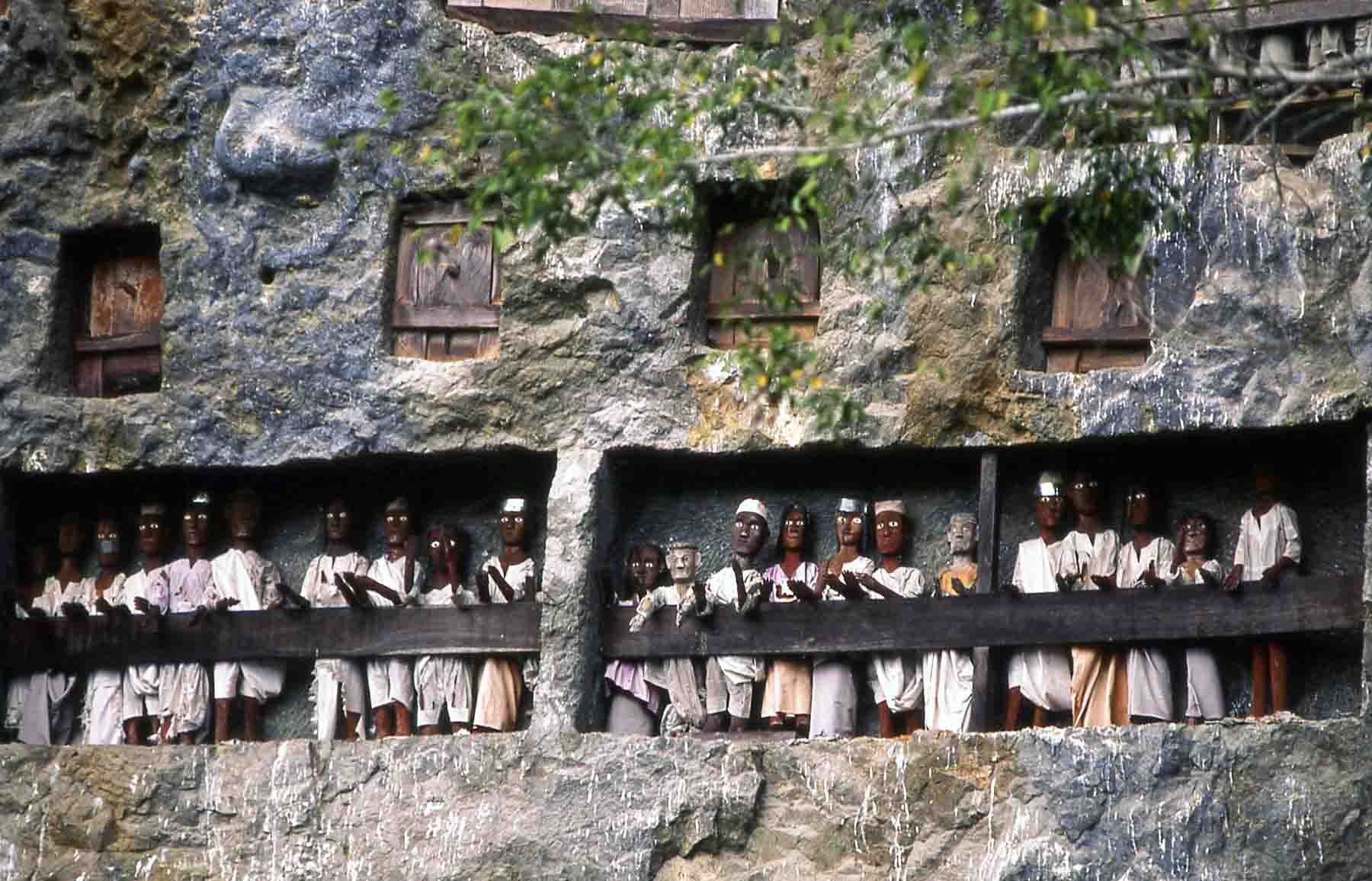 Guardiani dei defunti siti nella roccia - Indonesia