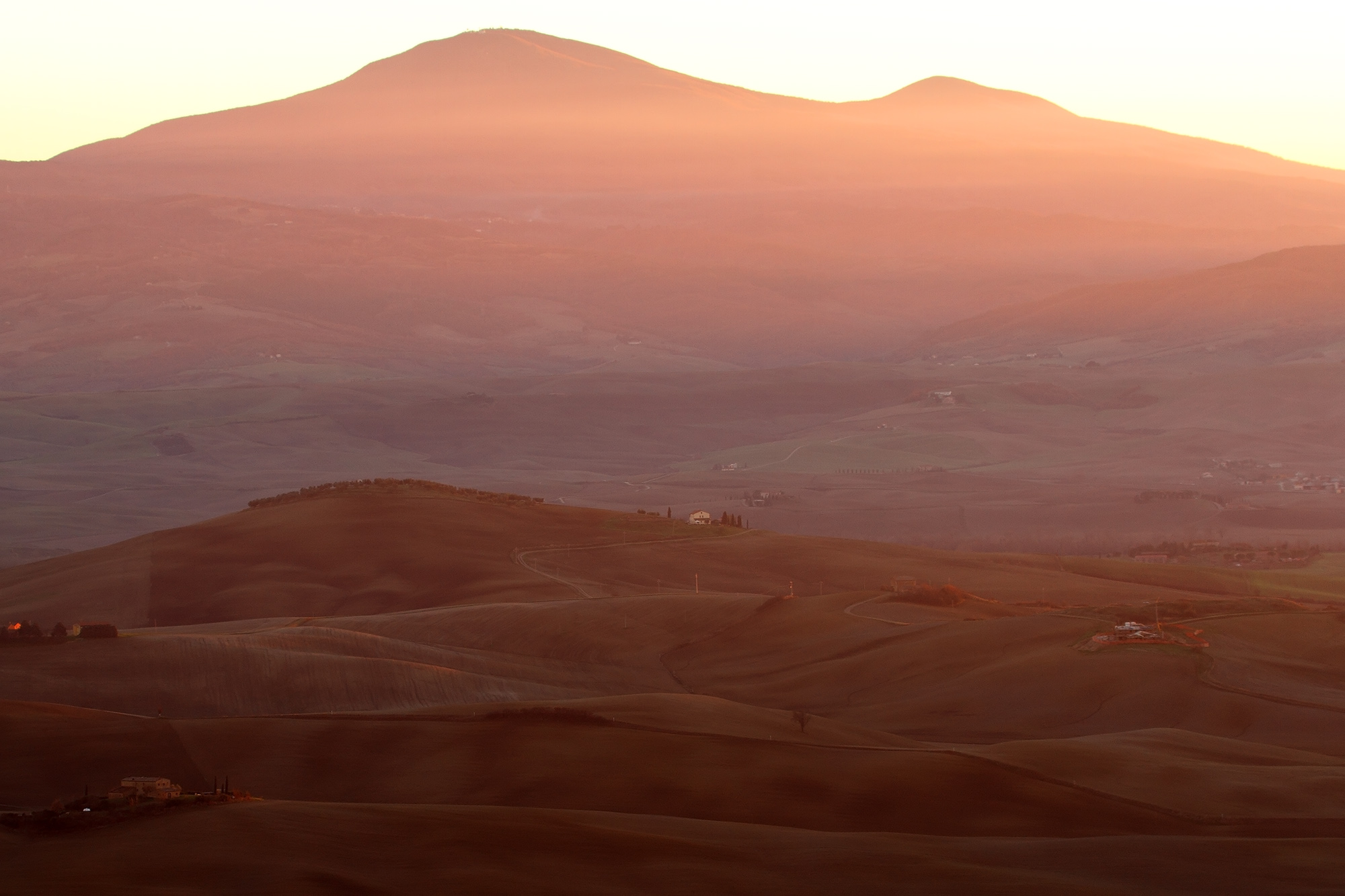L'amiata tra le brume del tramonto