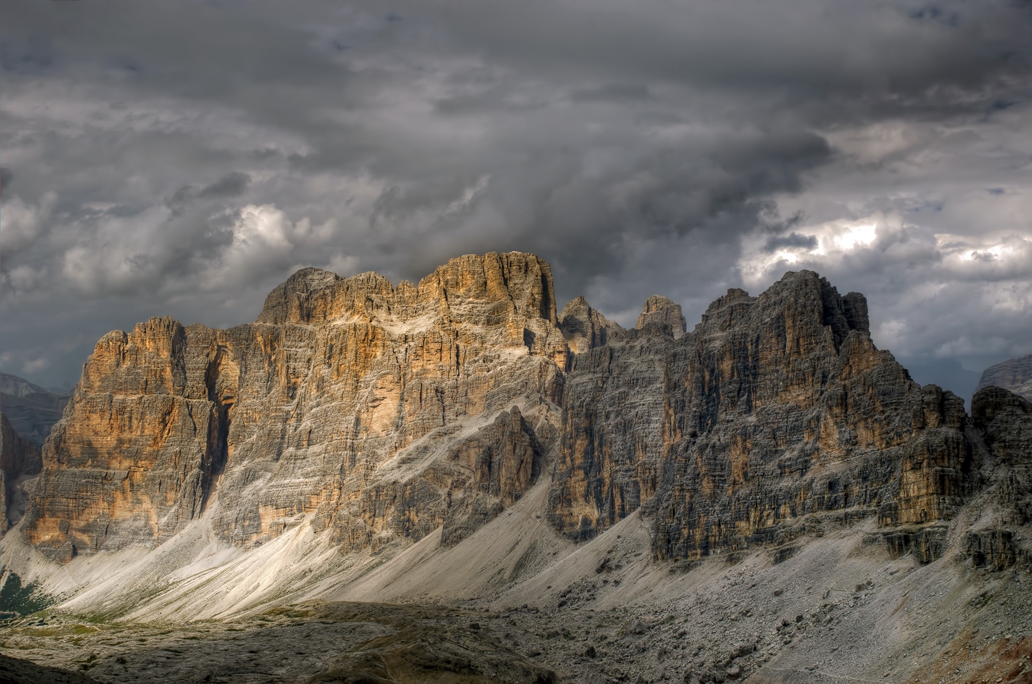 Alternanze di luce sul gruppo del Gran Lgazuoi