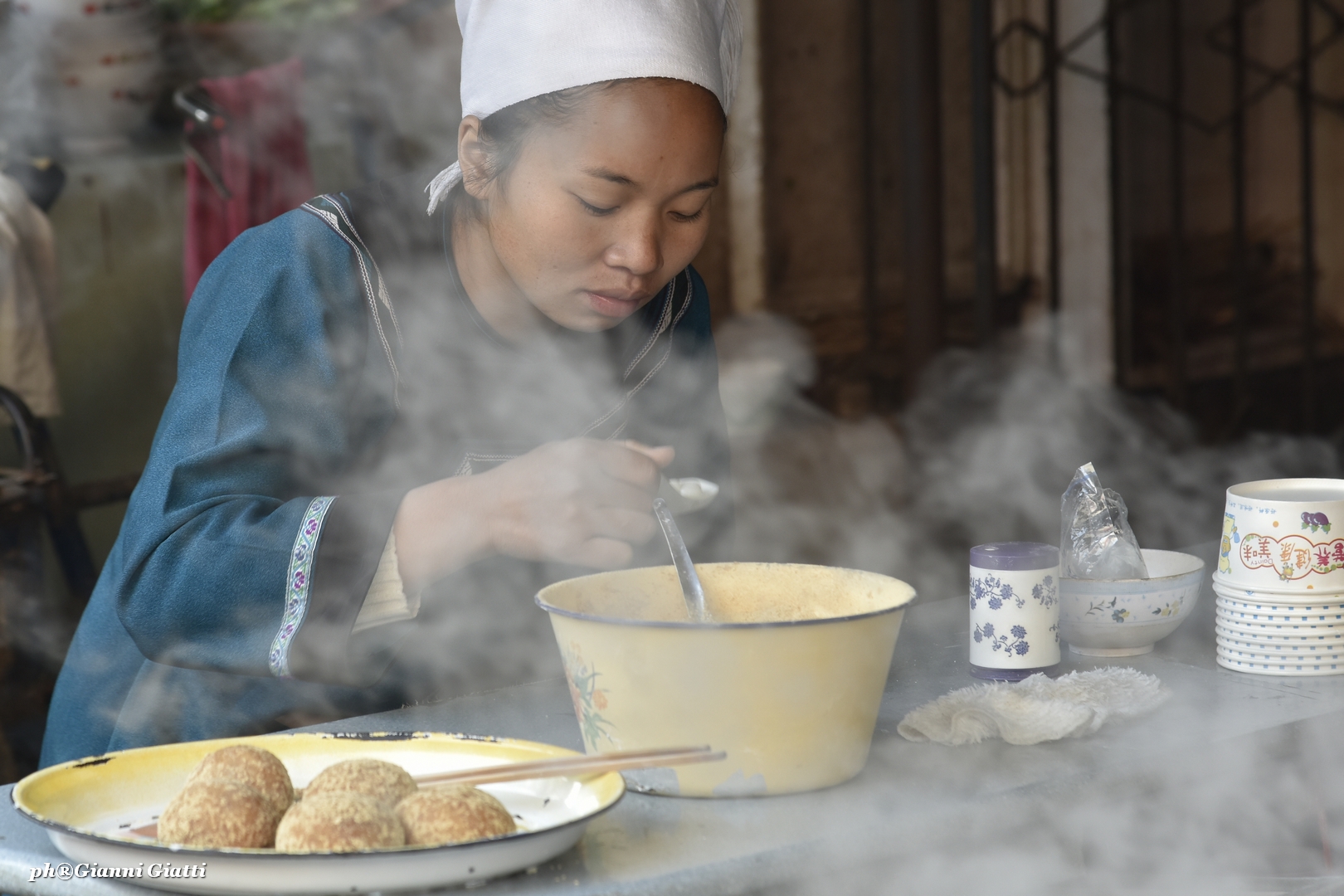 Prepares lunch - China