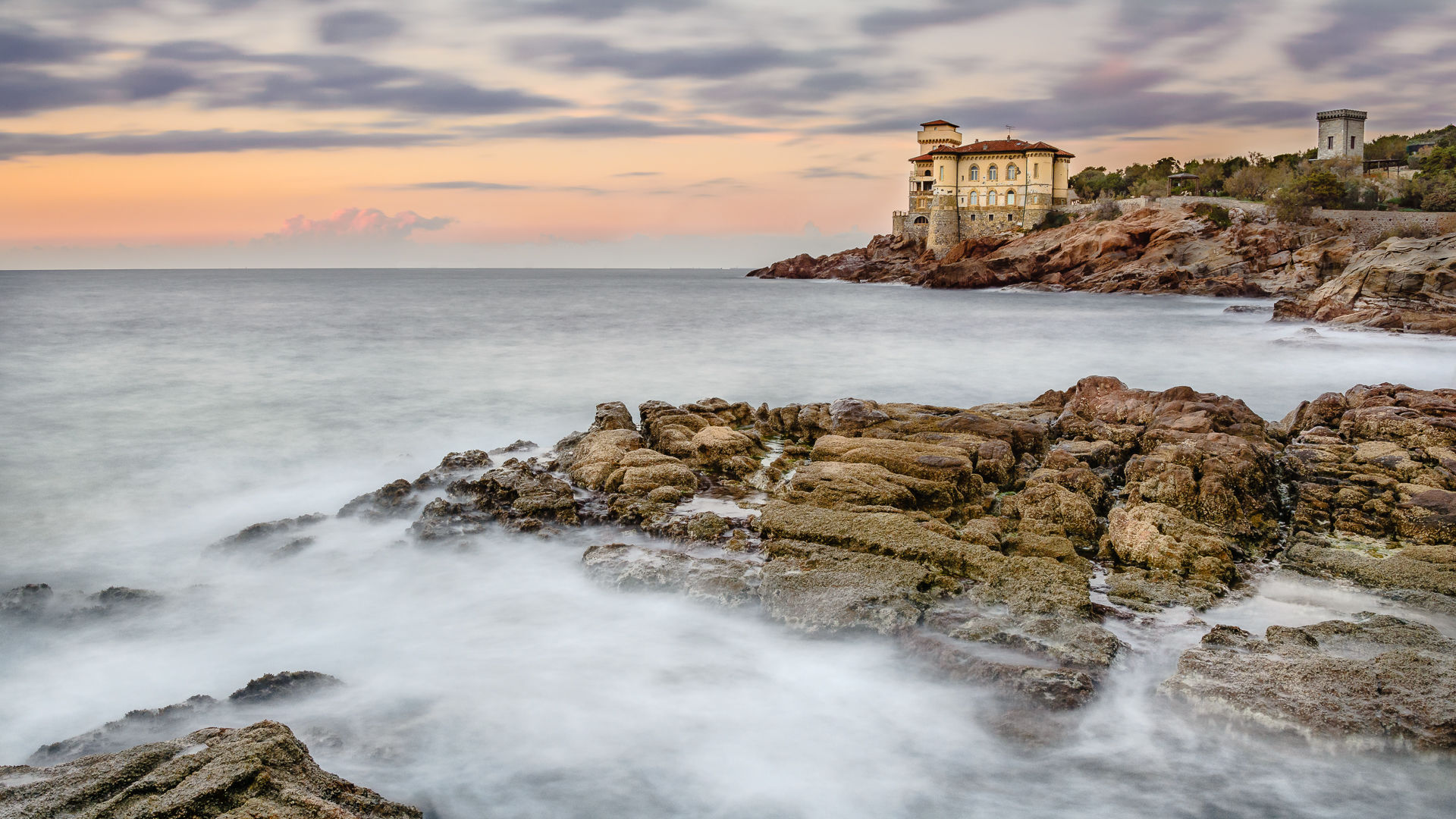 Sugli scogli a Castel Boccale