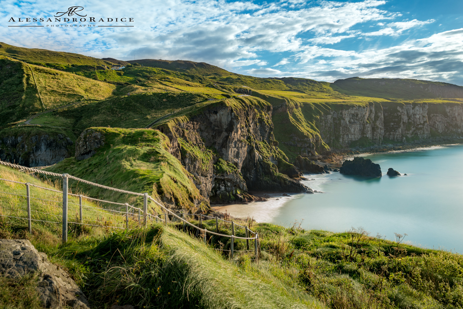 Selvagge scogliere irlandesi di Carrick-a-Rede isola