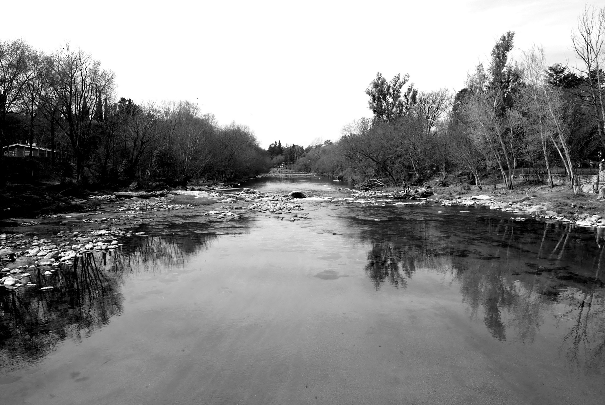 {A río, a fireplace}