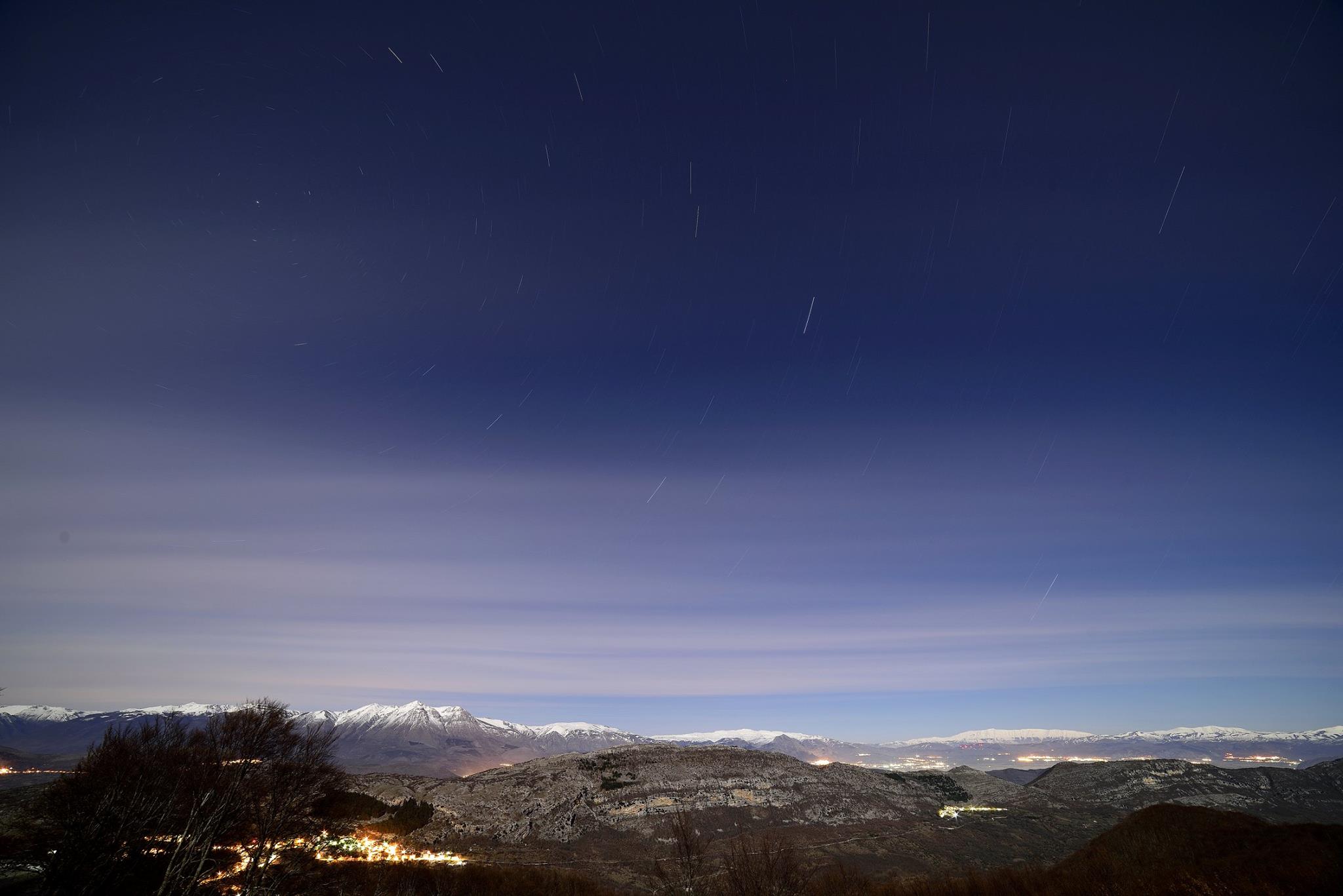 startrail sopra al monte velino