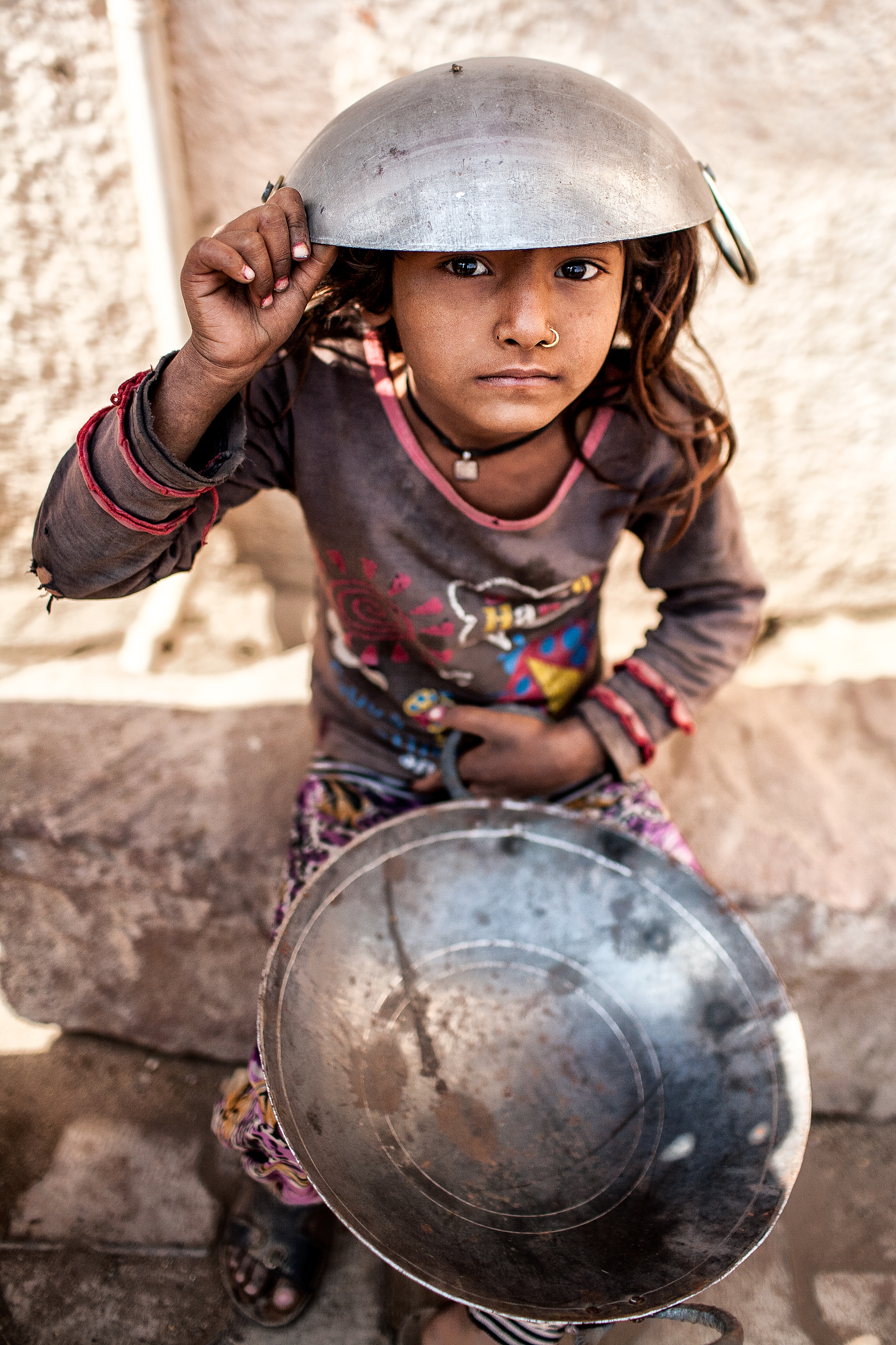 Bambina con pentole, Mathura, u.p.