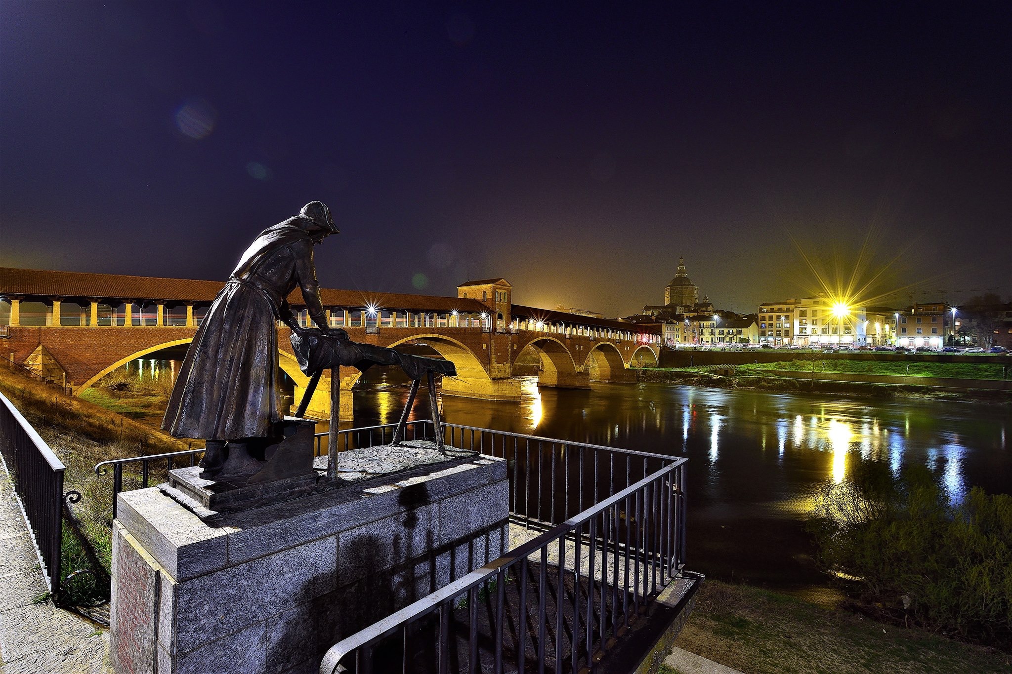 Lavandaia e ponte coperto pavia