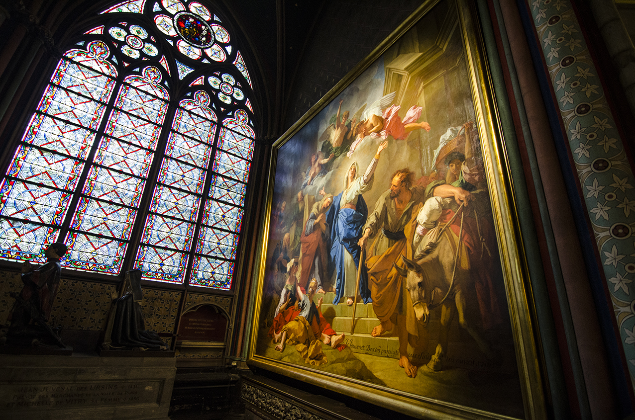 Quadro vetrata nella cattedrale di notre dame a parigi