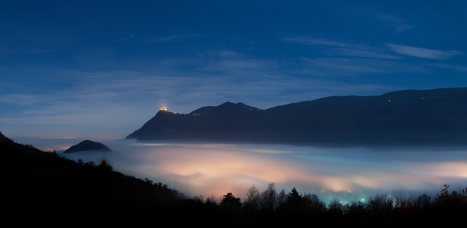 The lighthouse on the Sea of ??Fog