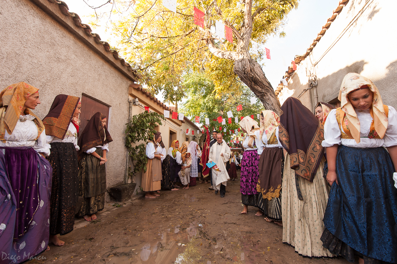 The women of the Cabras expect santino