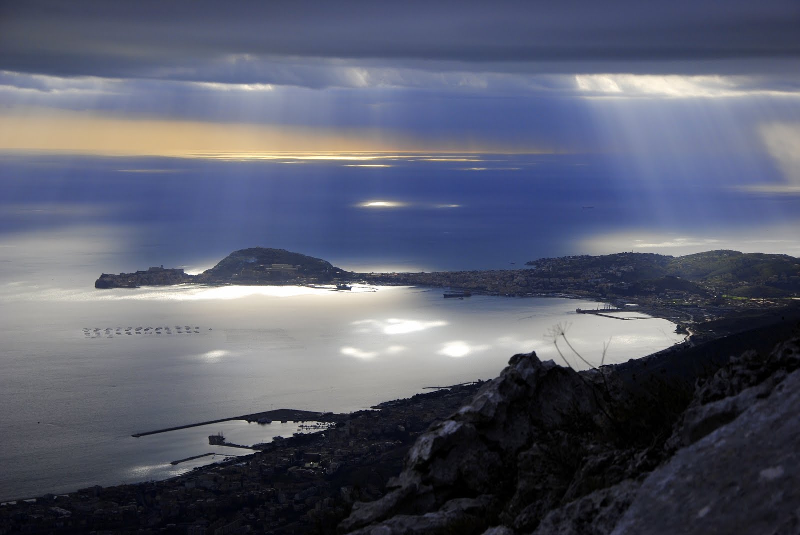 Fasci di luce sul Golfo di Gaeta e Formia...