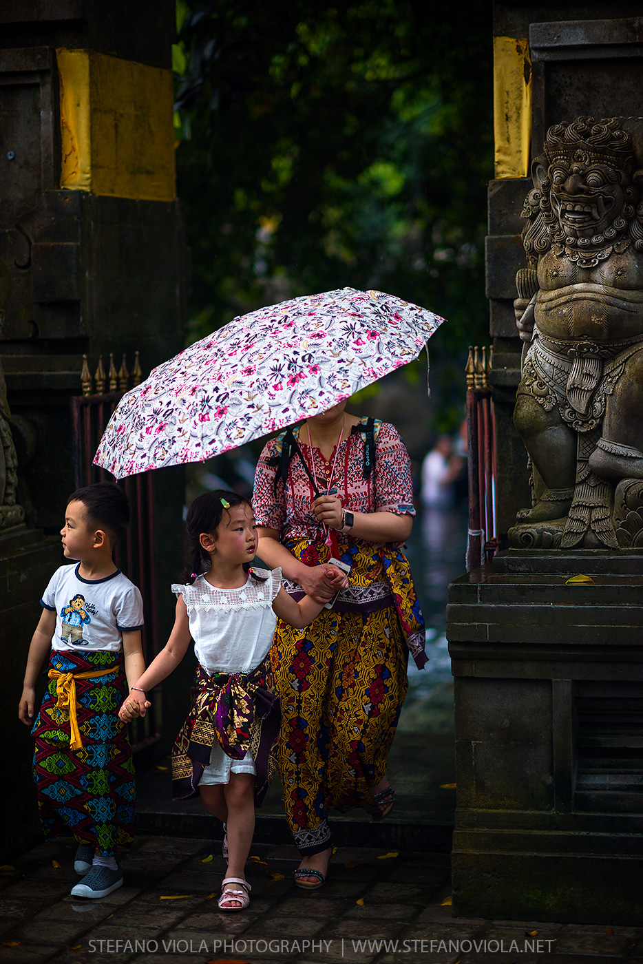 Mother and children visiting the Pura Tirta Empul