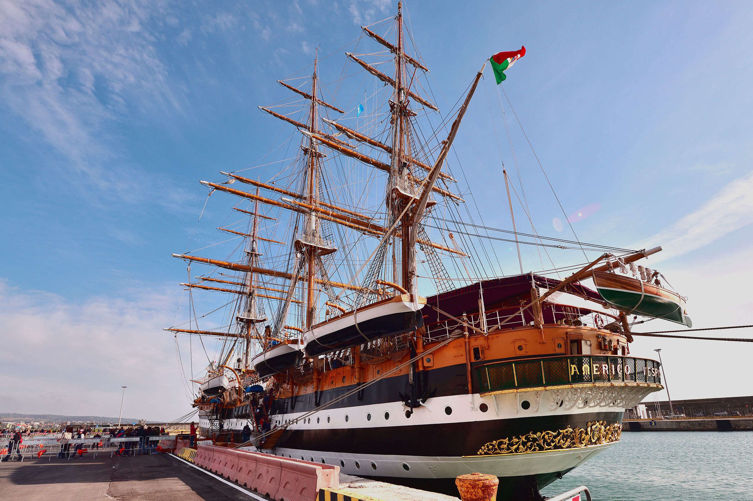 L'Amerigo Vespucci nel porto di Civitavecchia
