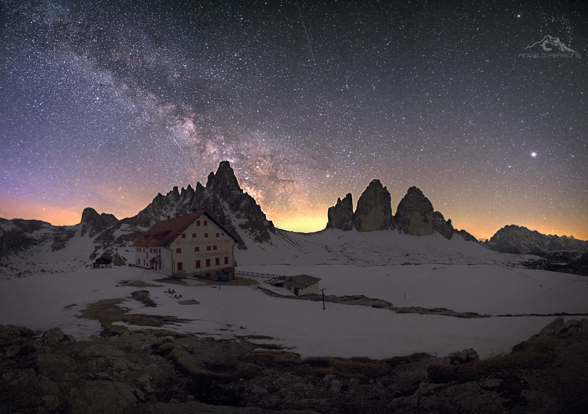 Rifugio Locatelli con la Via Lattea