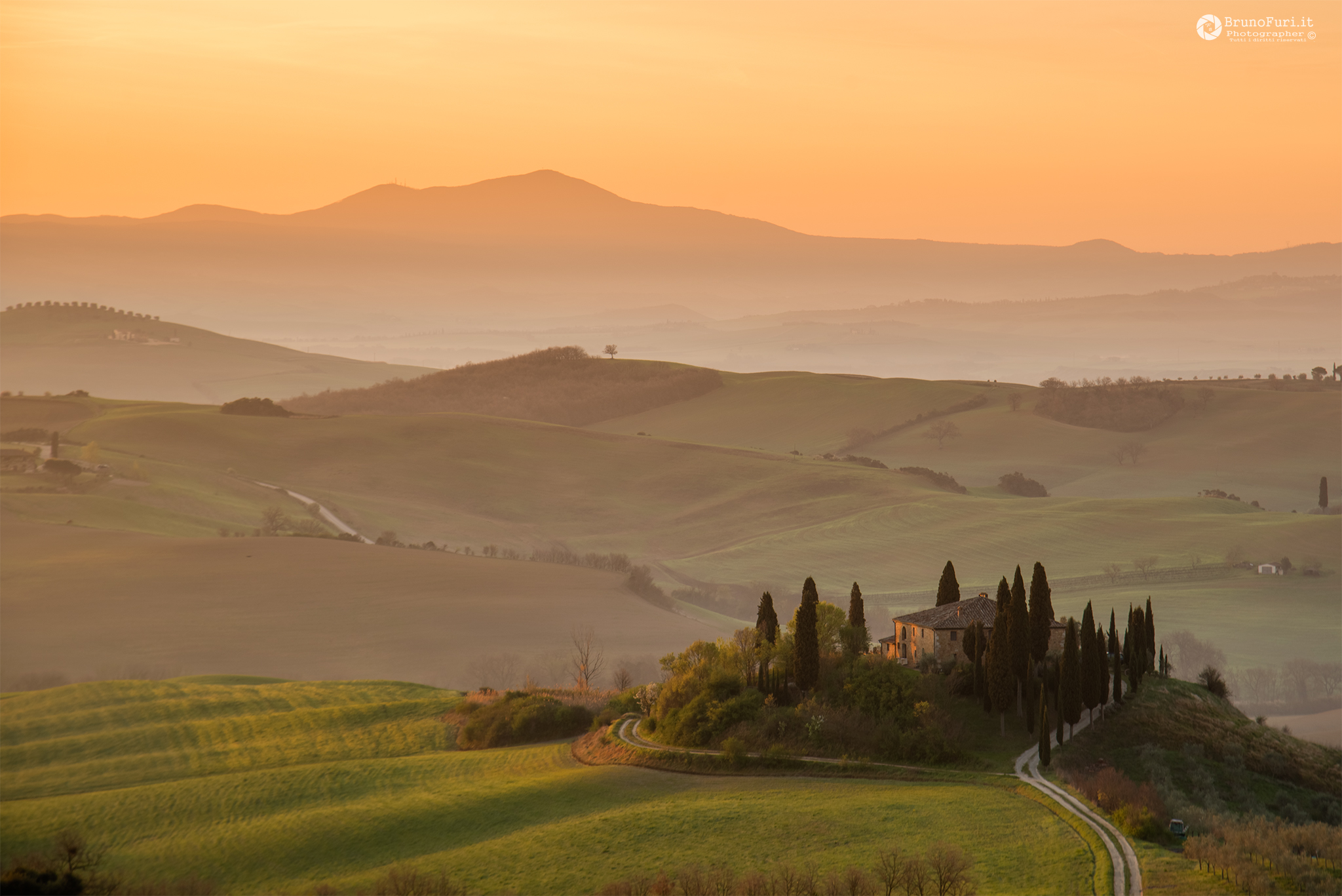 Alba sul belvedere di S.Quirico d'Orcia (Siena)