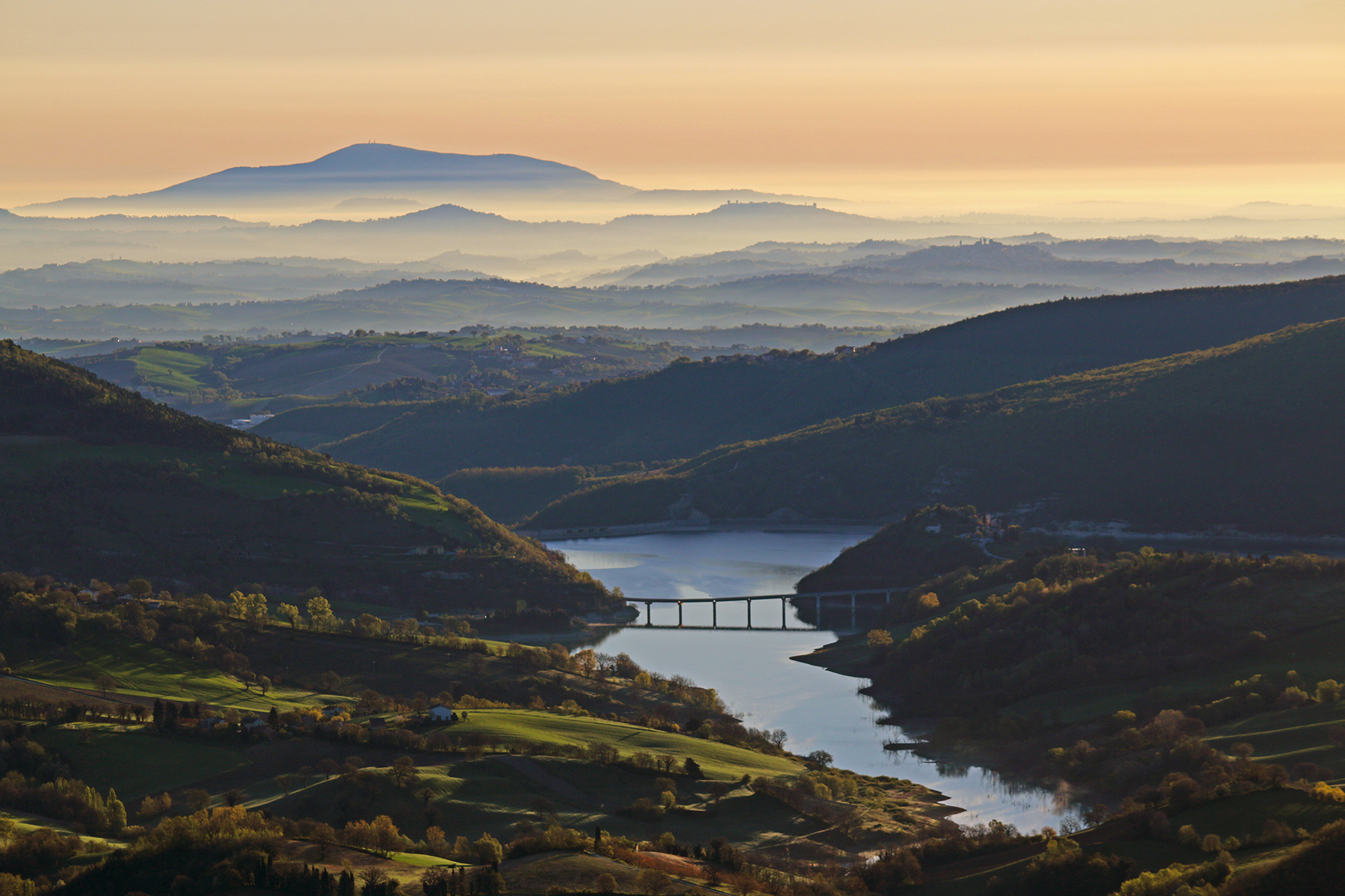 Dalla  diga  verso  l'infinito . .