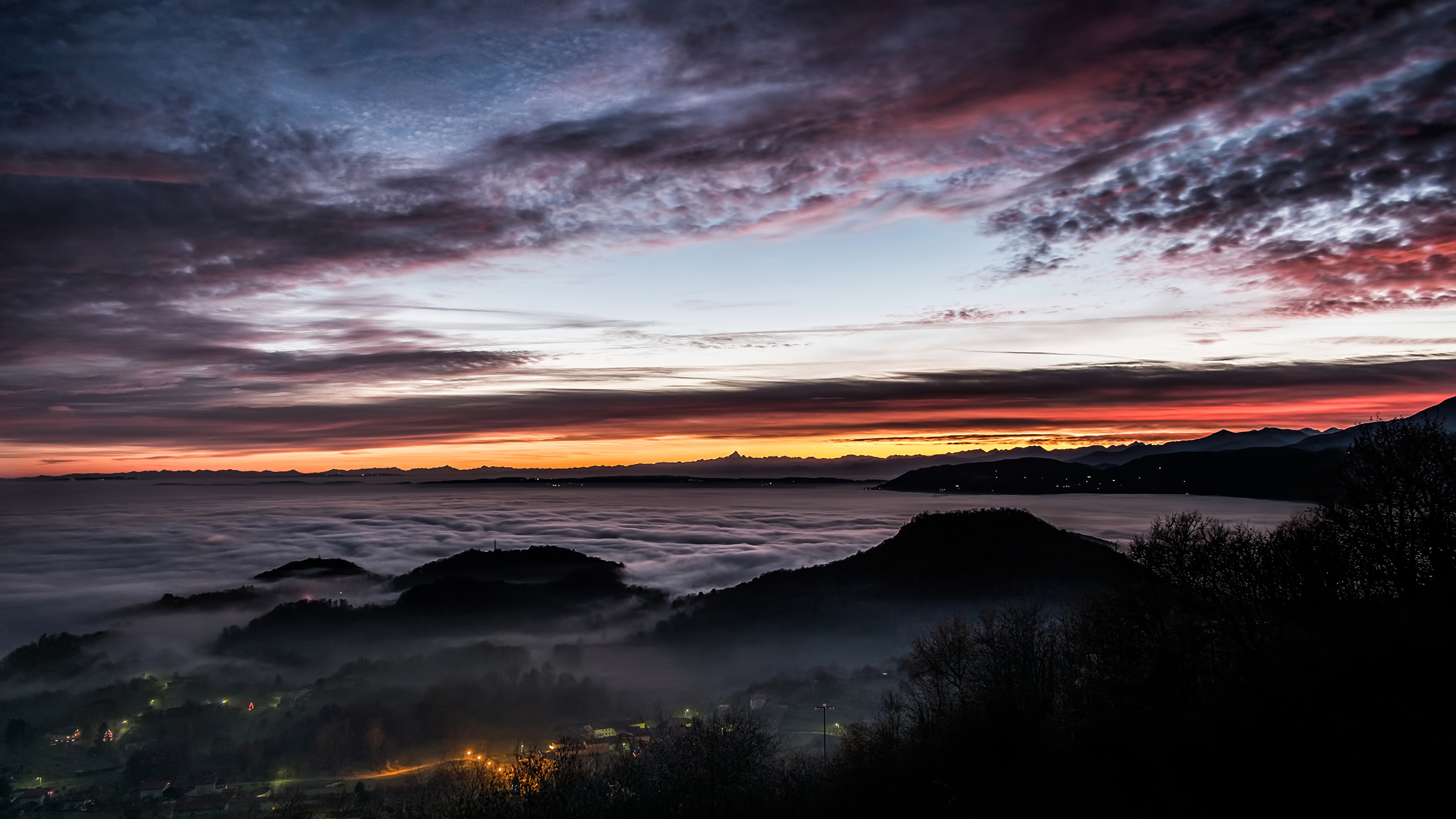 La nebbia come un mare ha invaso la pianura