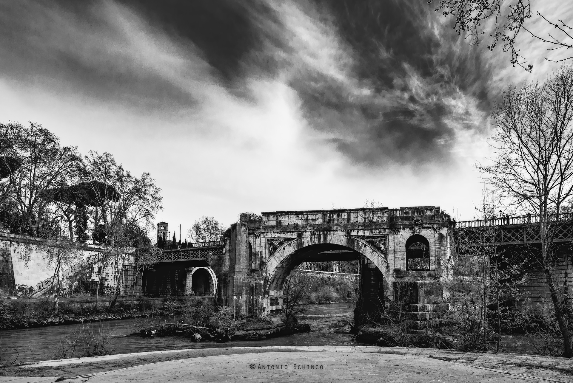 The "Broken Bridge" Monocramatico