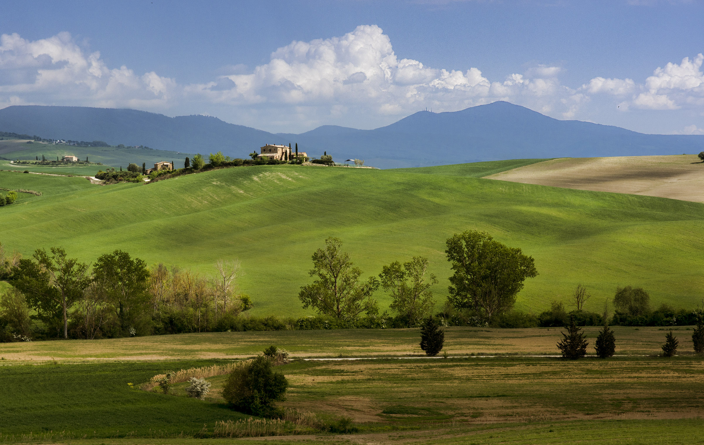 Walking at the foot of Pienza
