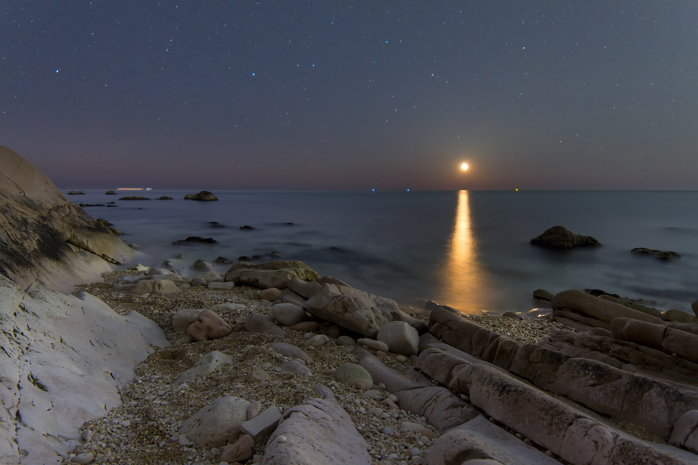 Moon Alba on the long stones