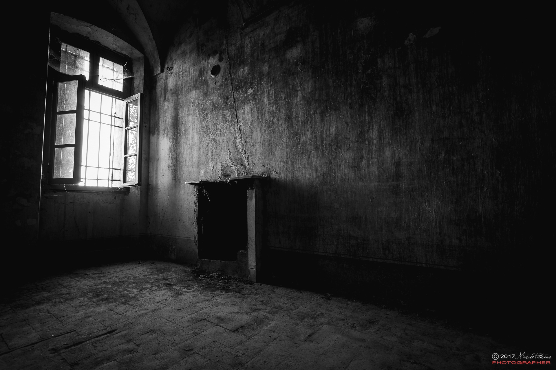 I roghi non illuminano le tenebre.(Stanislaw Jerzy Lec)