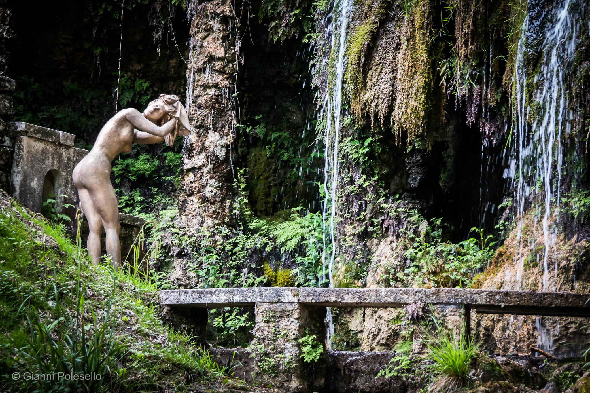La ragazza che si asciuga i capelli