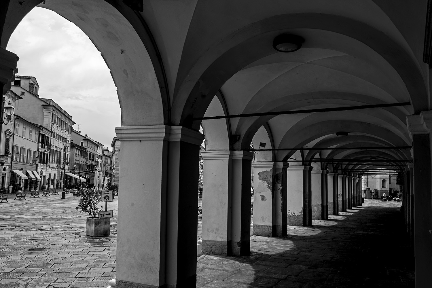 Under the portico of Sarzana