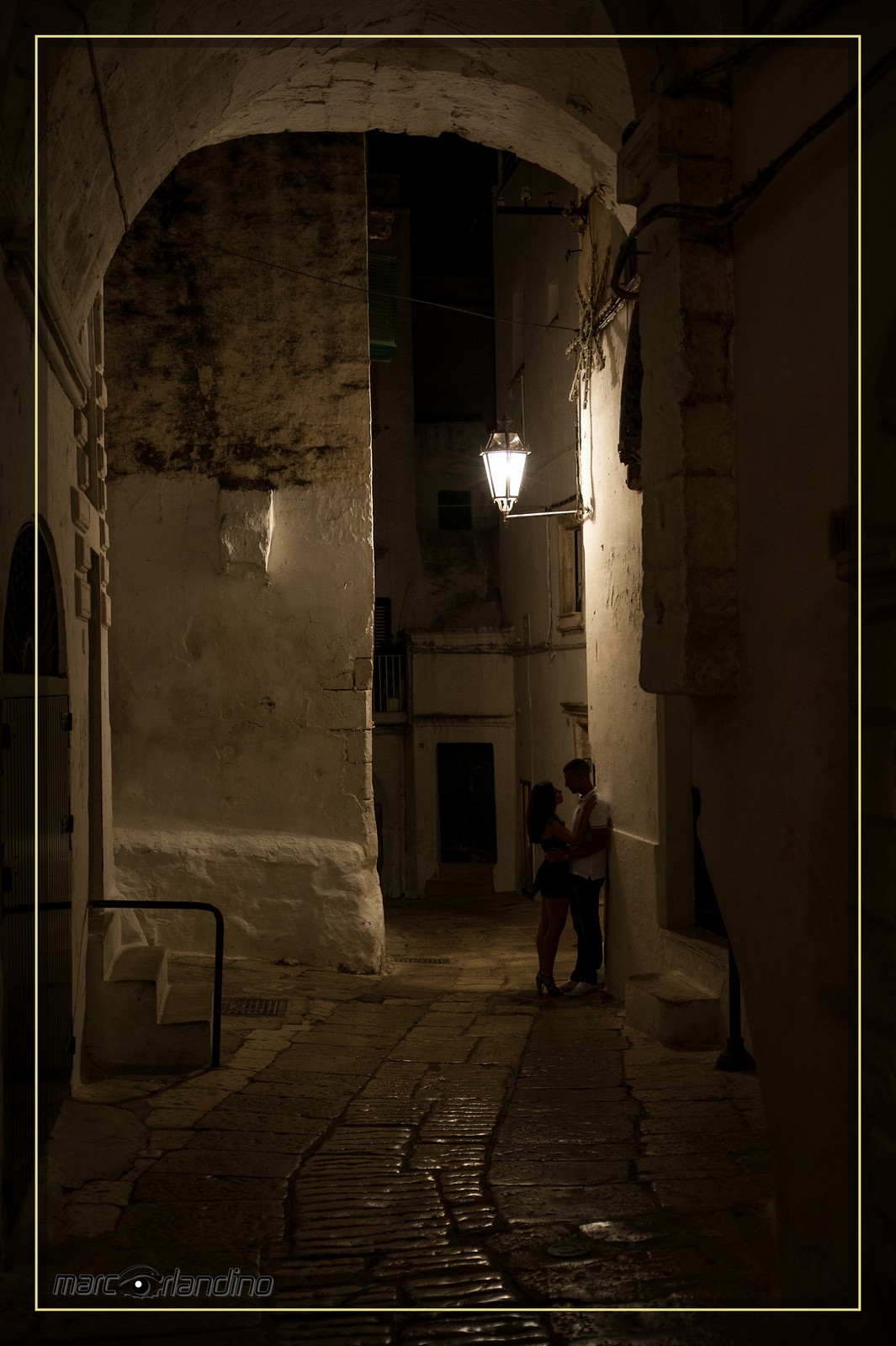 guardarsi negli occhi per le viuzze di Ostuni