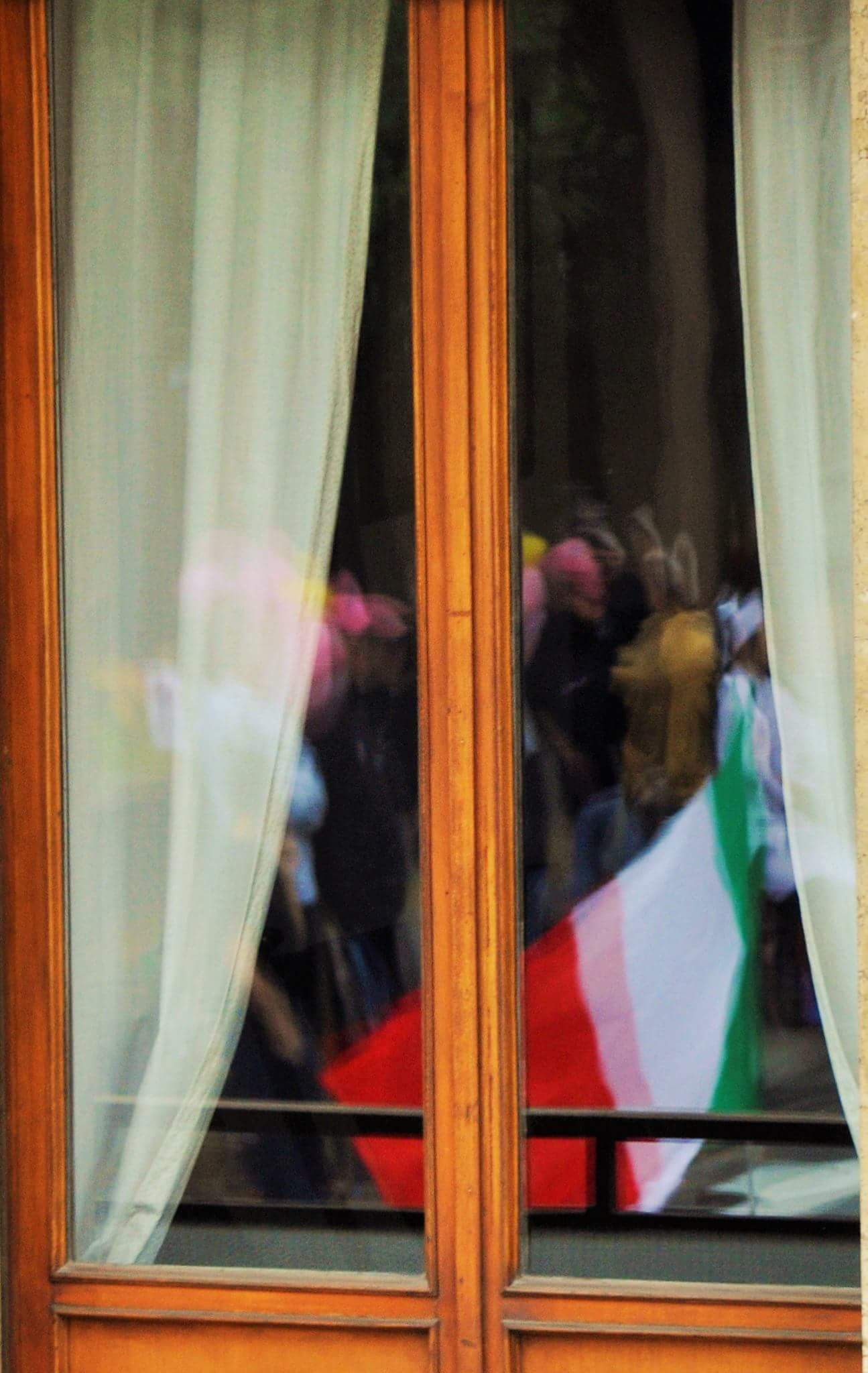 Riflessi...la gente, l'attesa e il tricolore