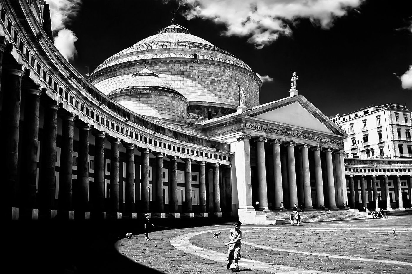 Napoli metafisica...o quasi!