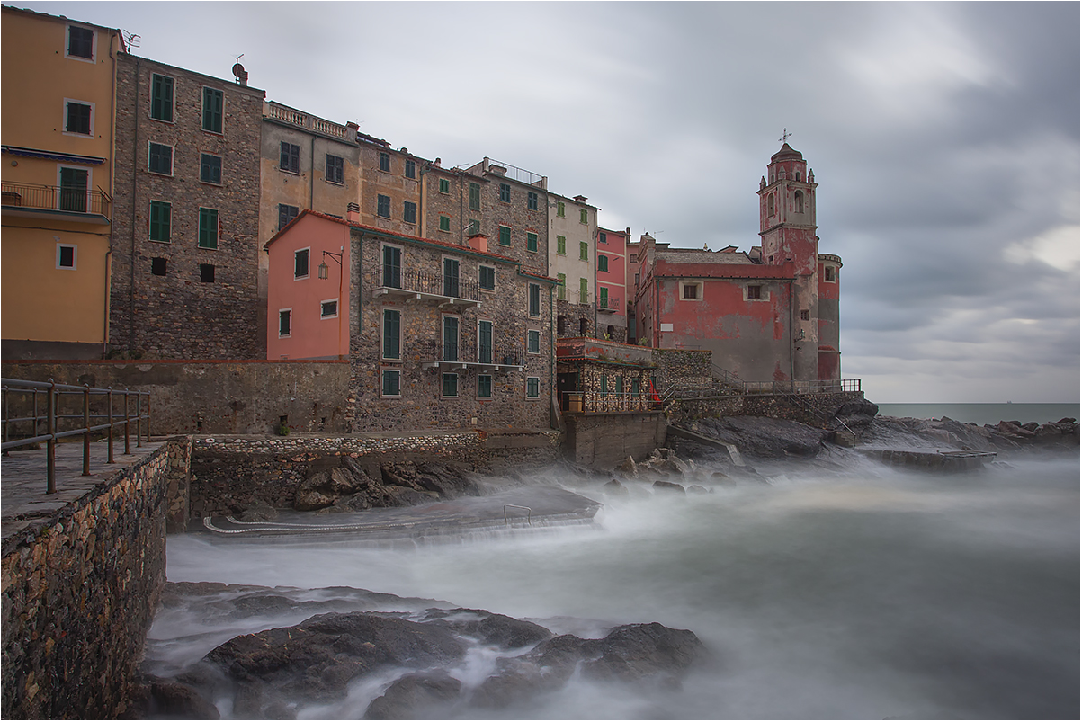 Tellaro: wavy sea at sunset