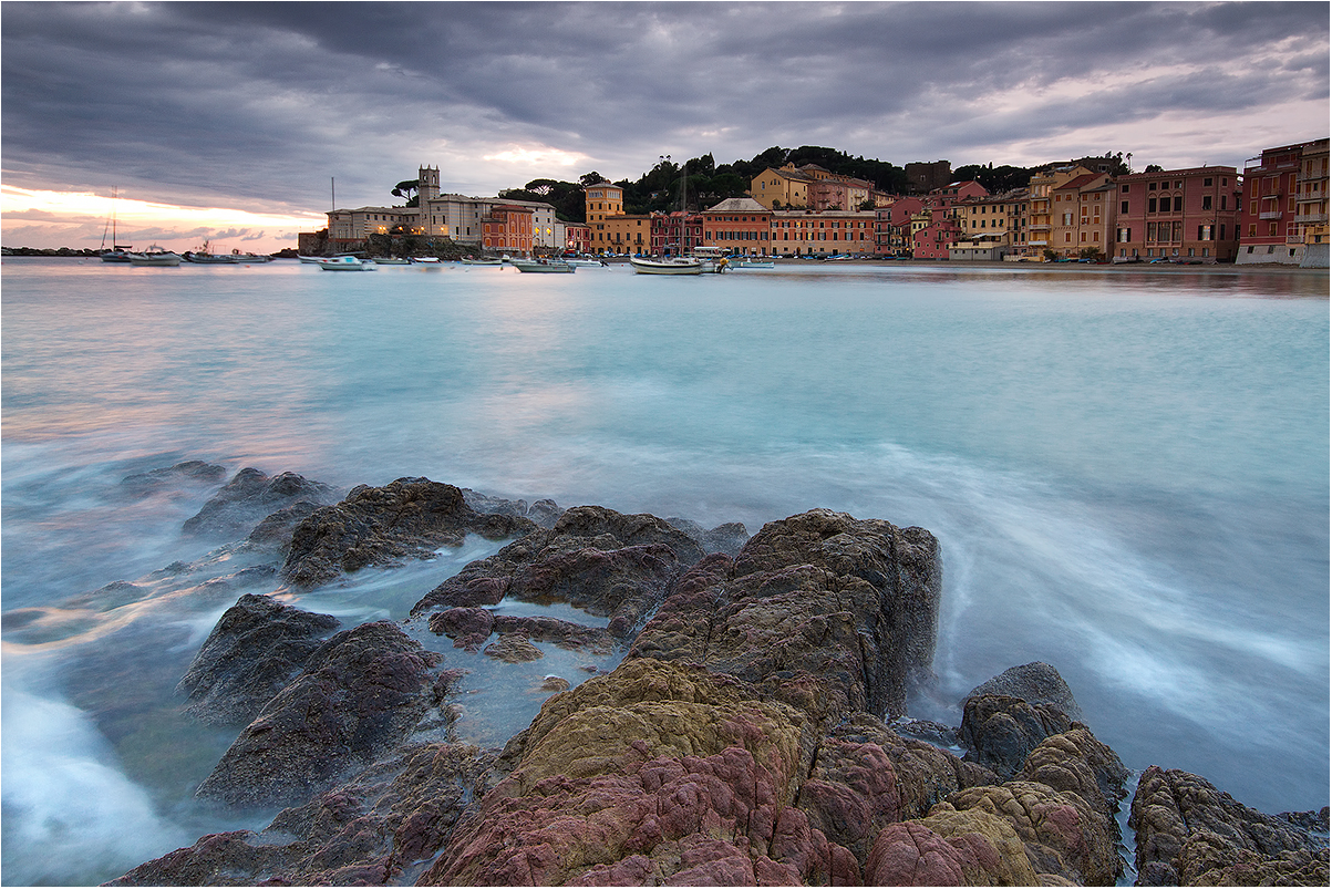 Sestri Levante: rocks ans waves