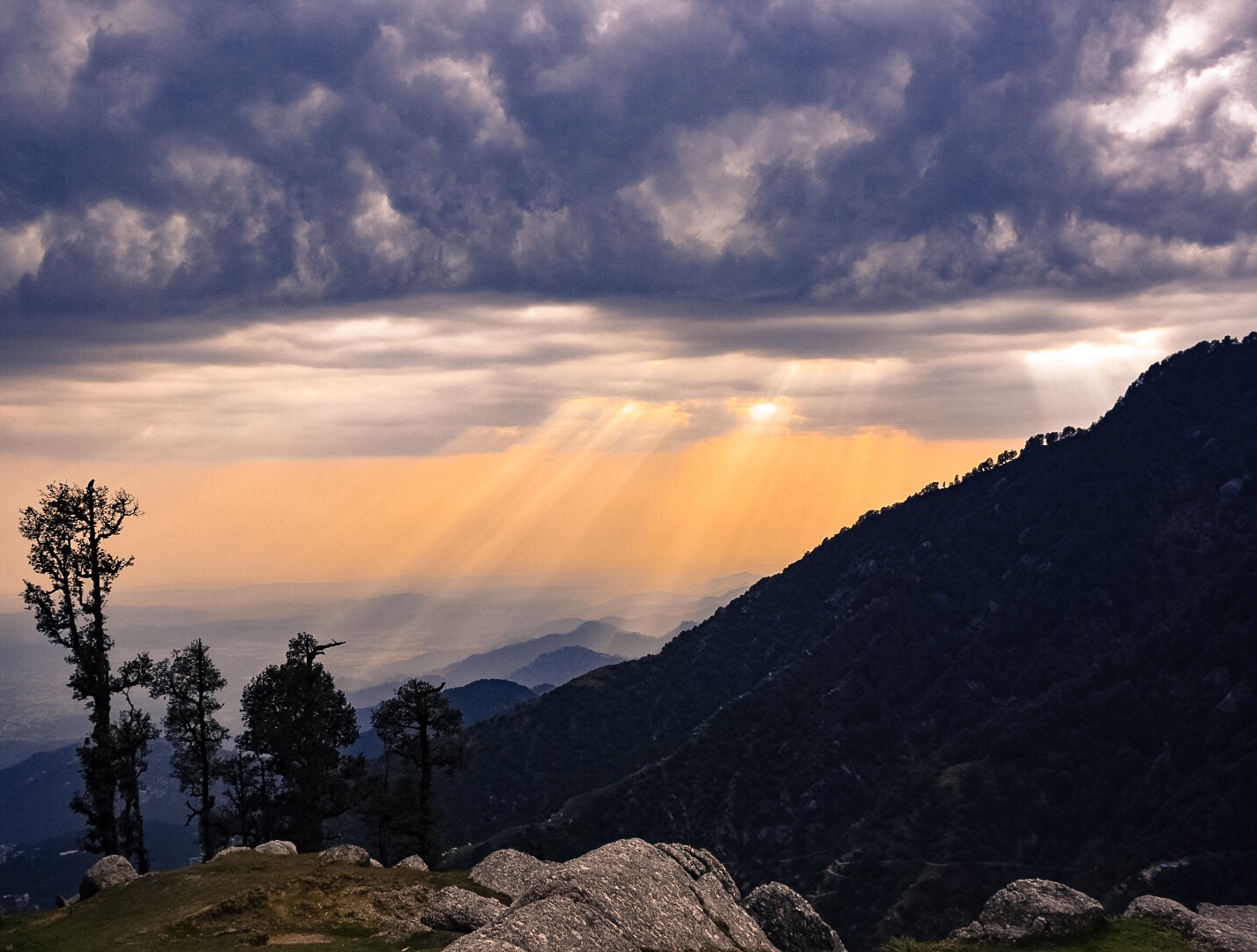 Sunrays prima della tempesta del tuono