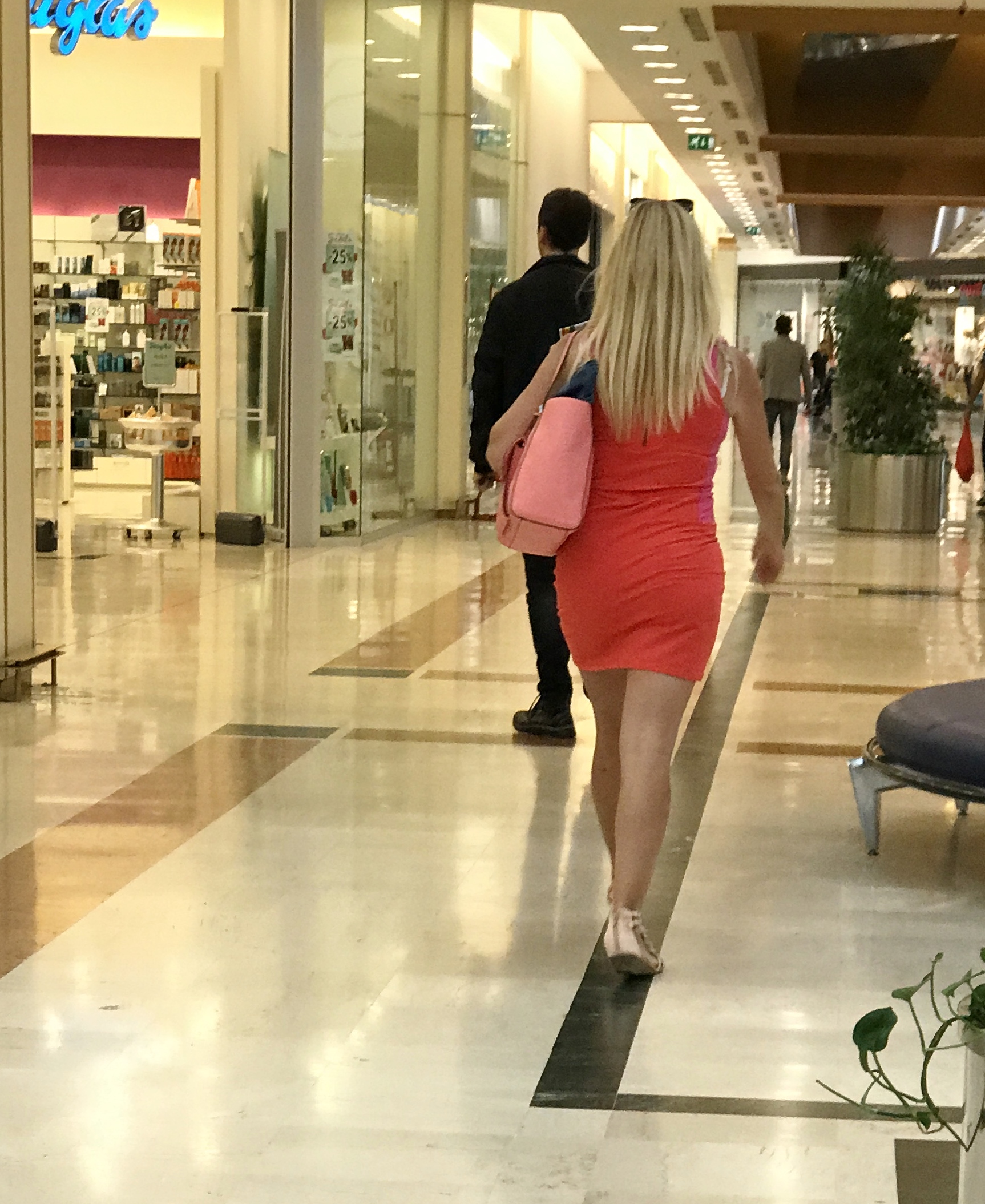 Alta, bionda, fiancuta.