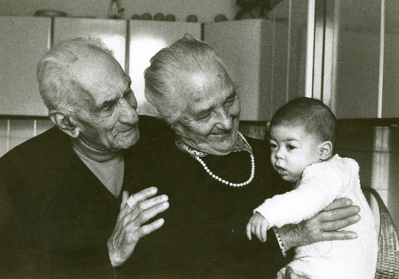 Bisnonni con bisnipote