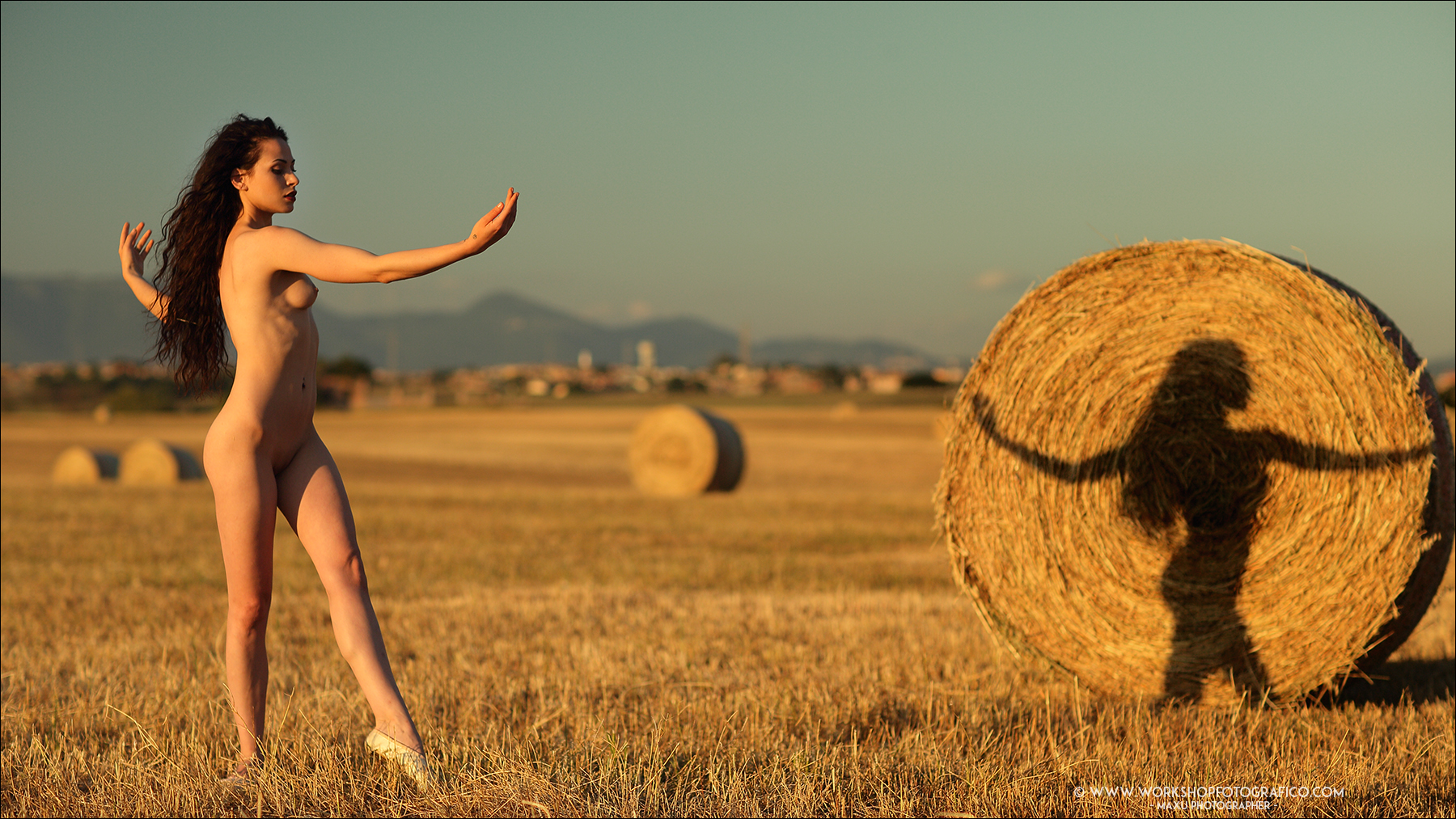 "The essence of the naked" ... the backstage.