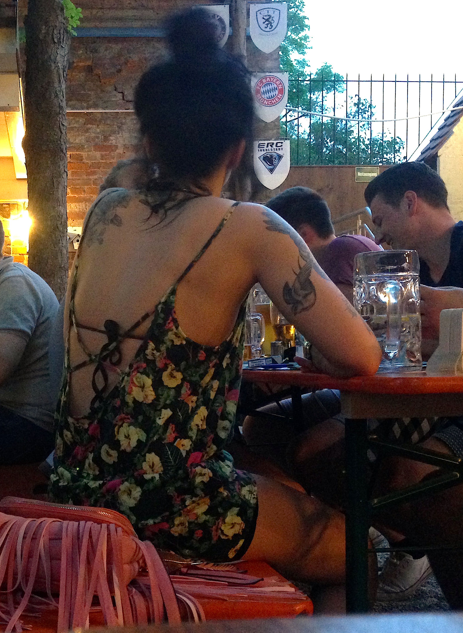 Glückwünsche für das Bier, Fräulein!