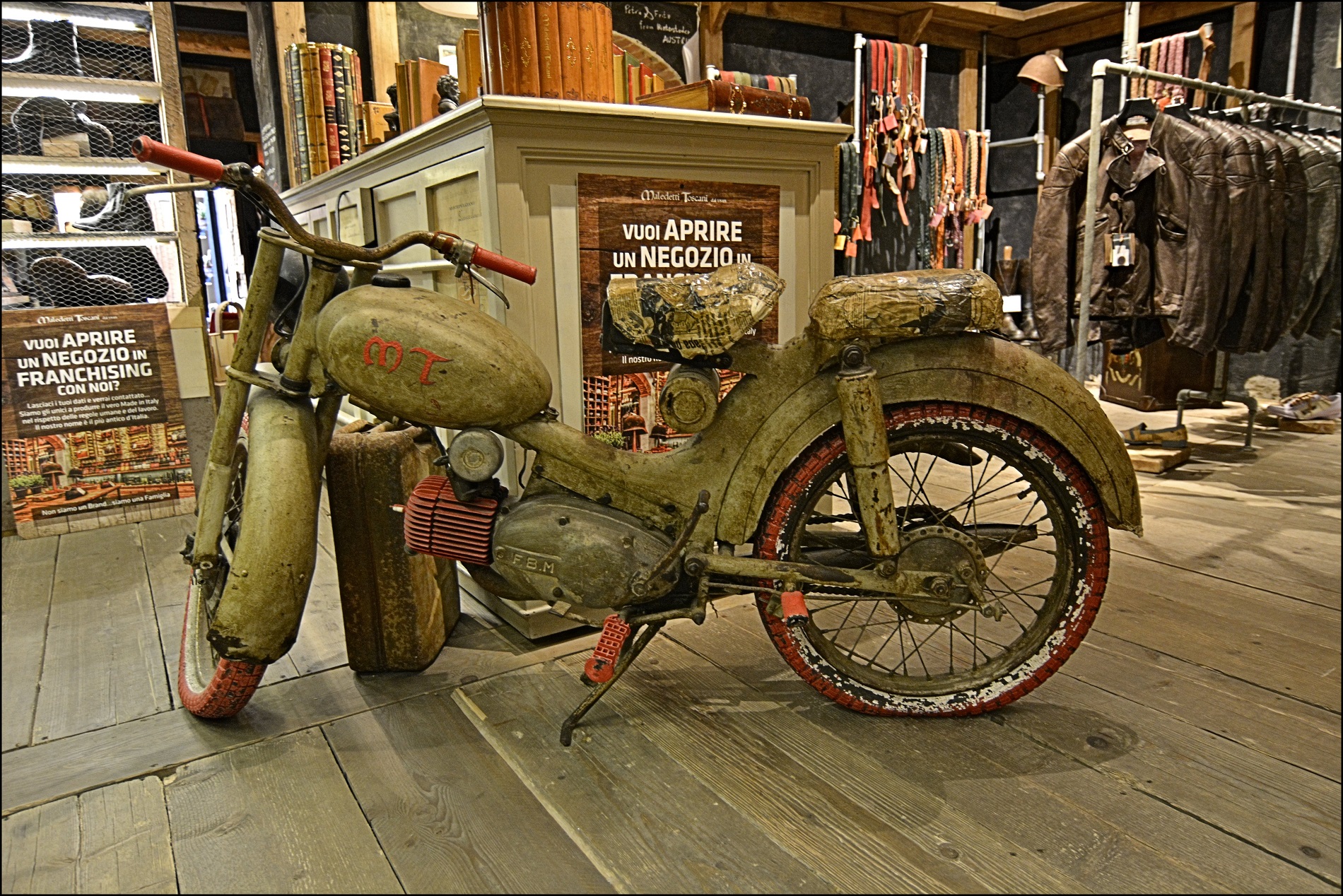 Reperto storico . Rgazzi, che moto è ???