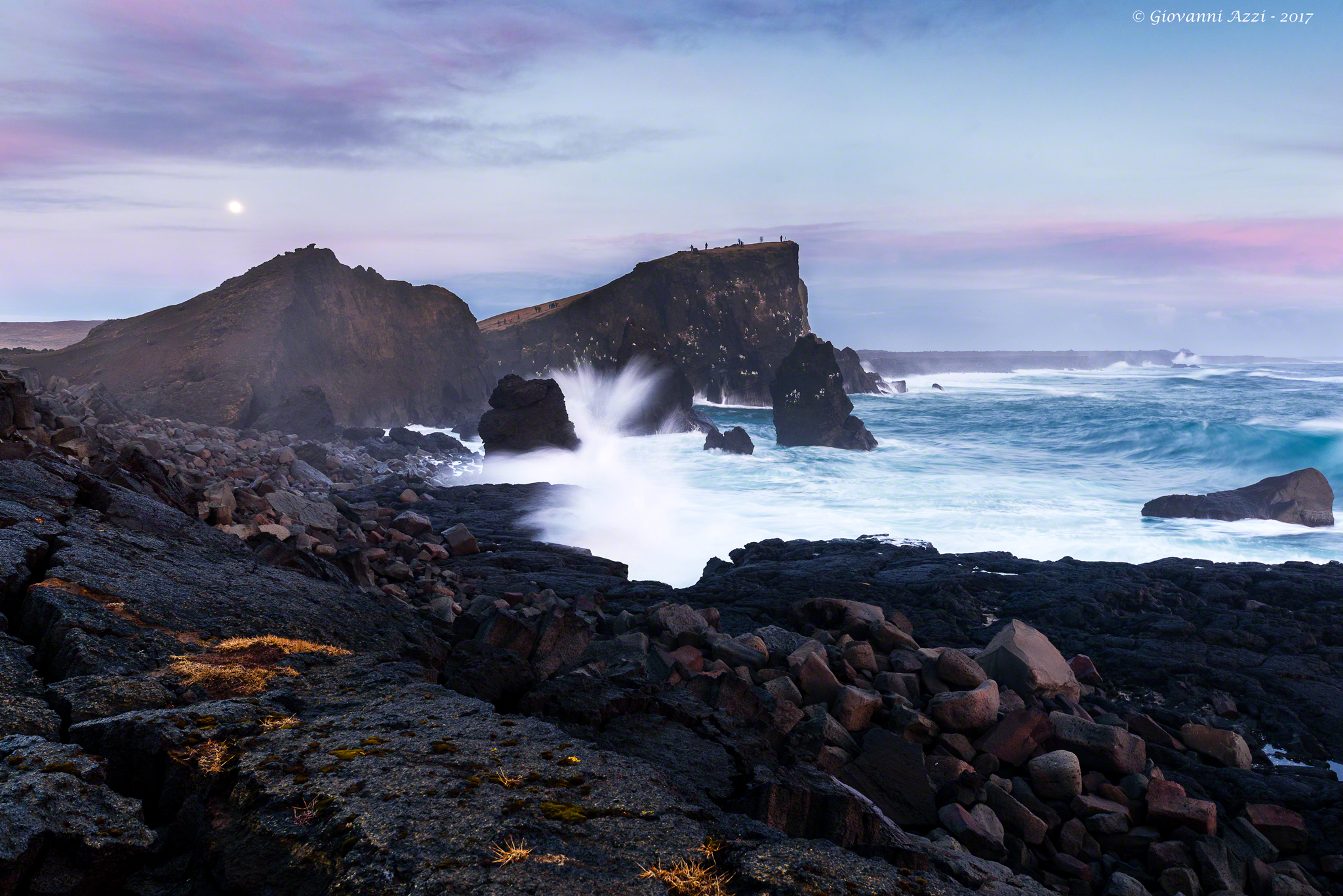 Si fa sera sulle coste islandesi