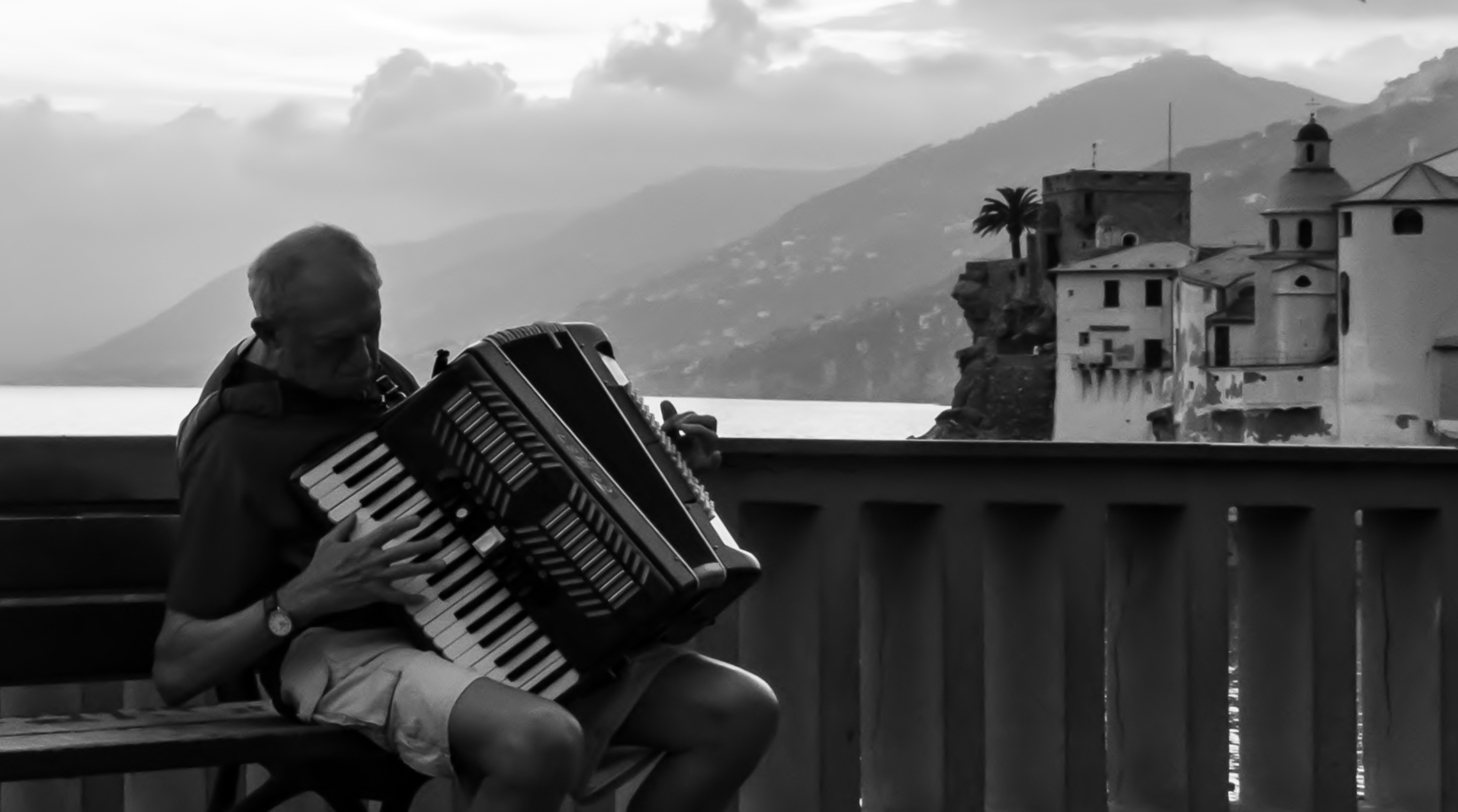 The sound of sunset - b / n