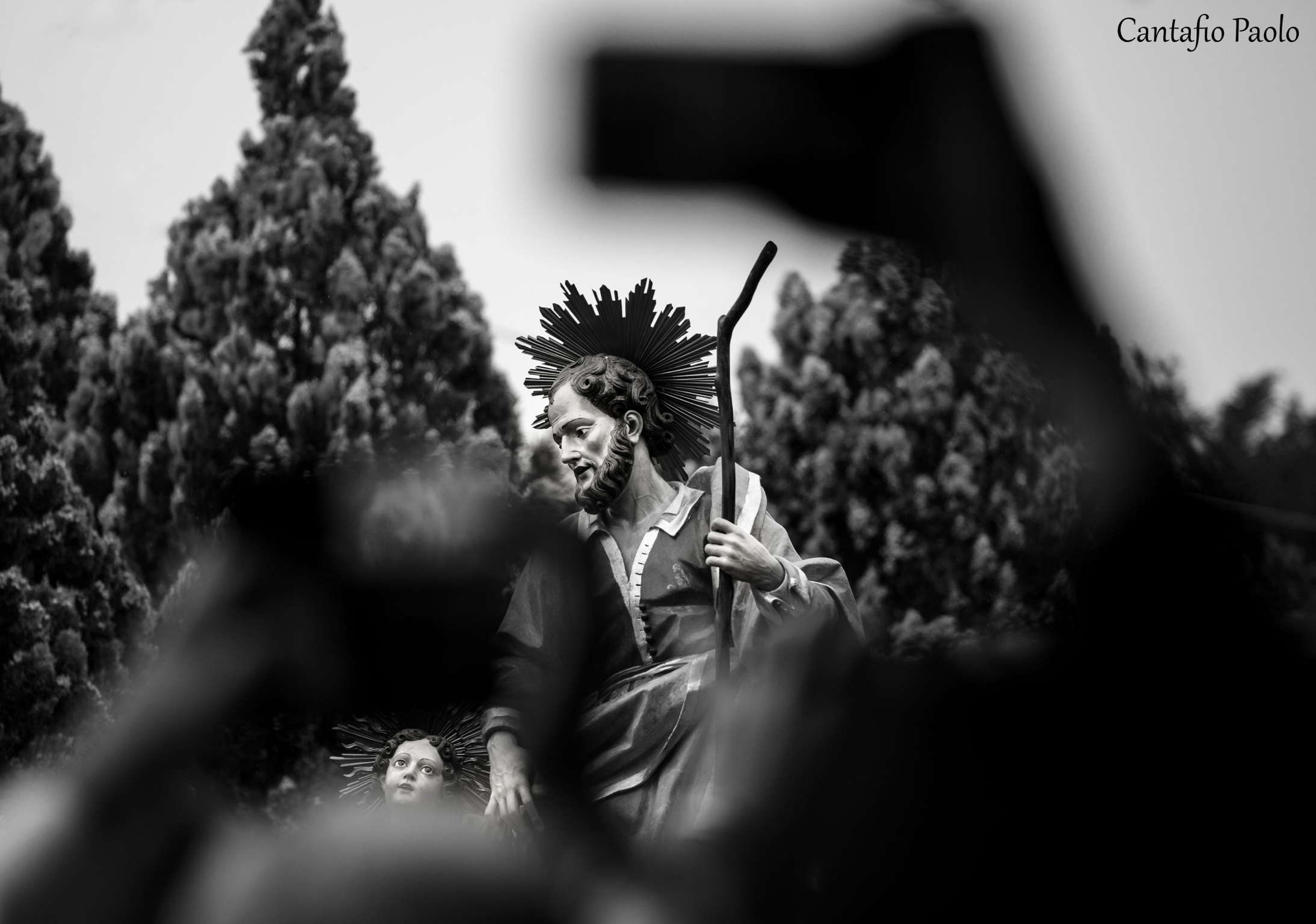 The crowd of the saint