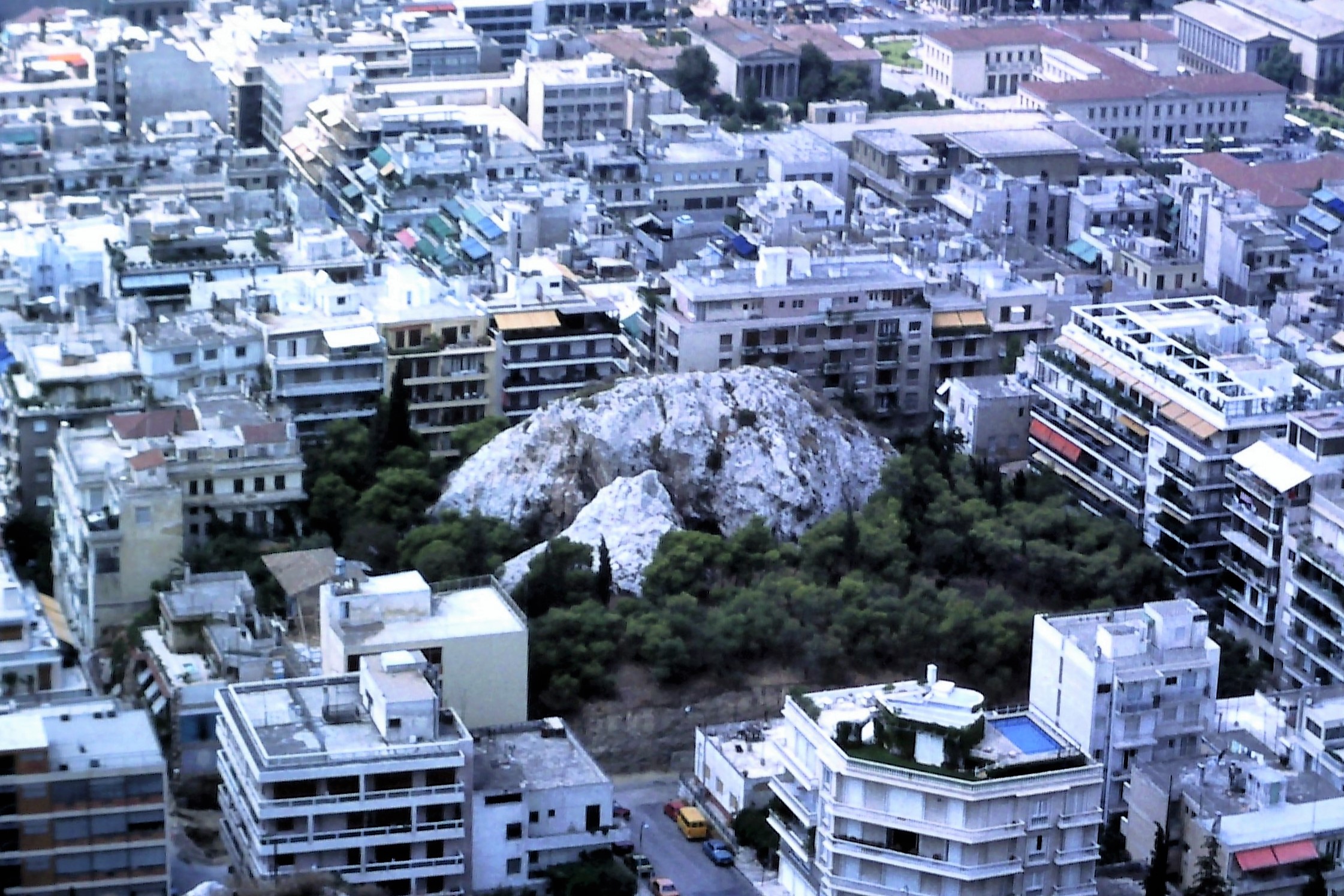 Un monolite in centro