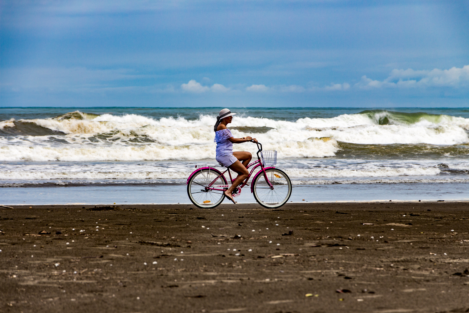 The ocean, the girl and the purple bike