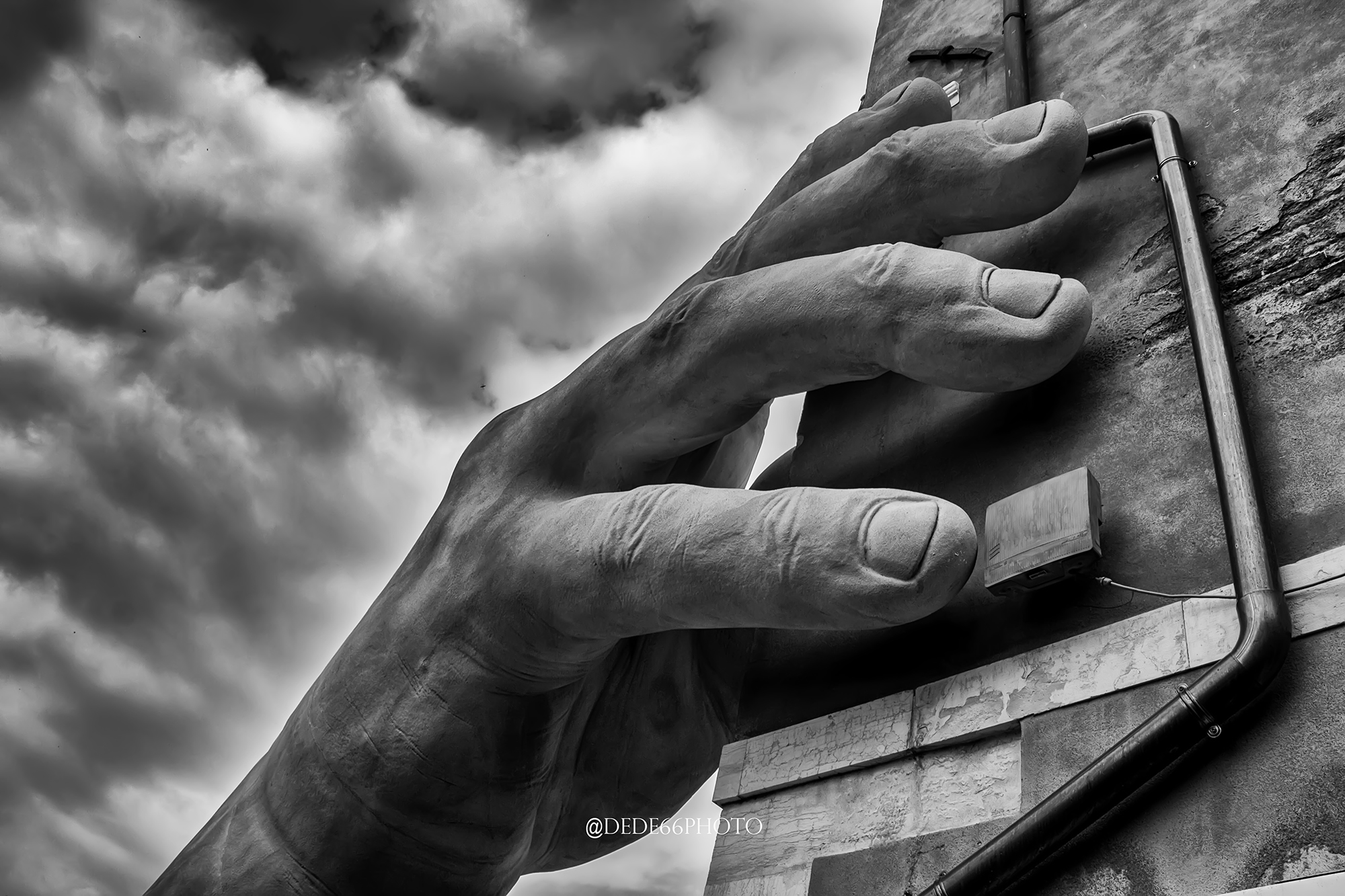 Toccare con mano (Monumental Hands Rise-Biennale 2017)