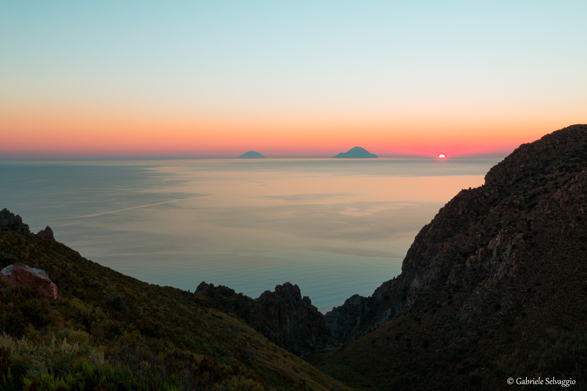 Tramonto da Lipari con vista su Alicudi e Filicudi