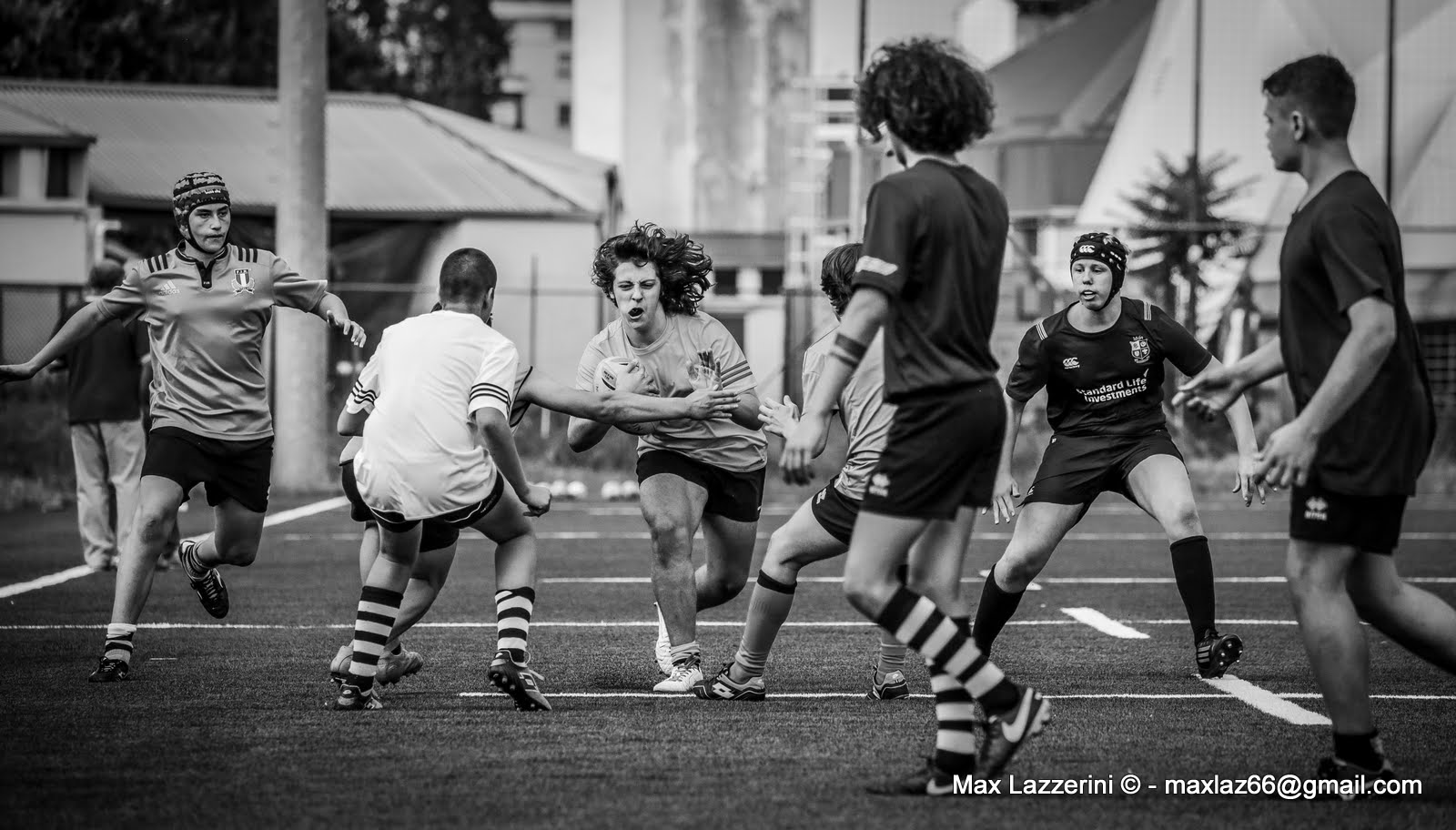 C'è chi li ostacoli li aggira e chi...