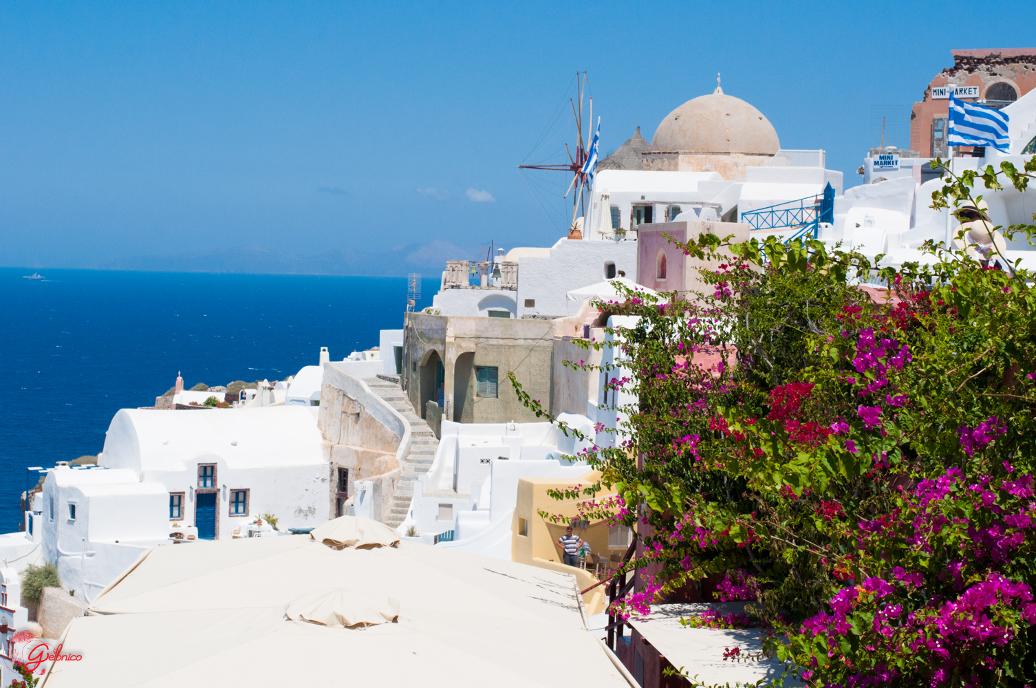 una veduta di santorini